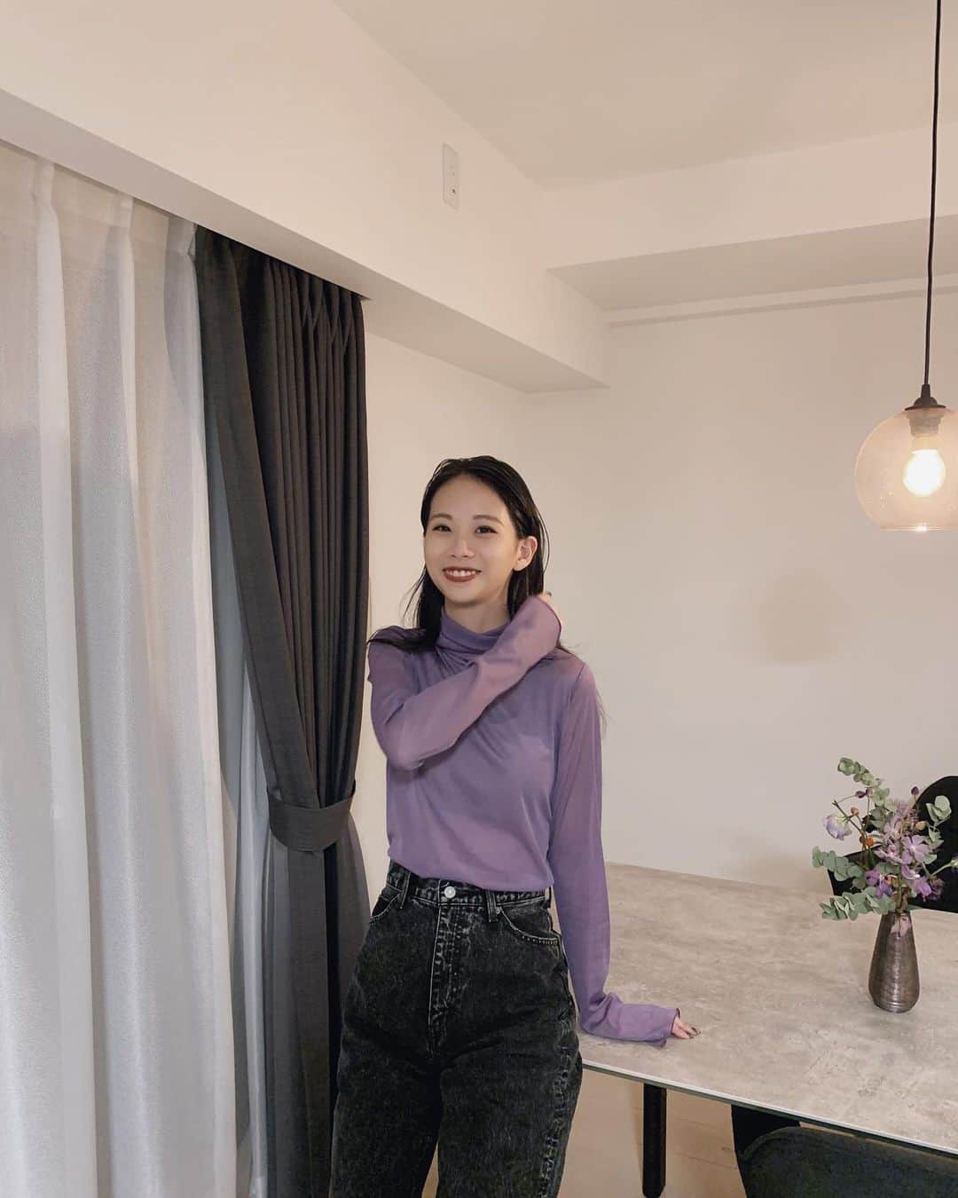 藤木祐凪のインスタグラム：「シアートップス🍇 袖が長めなのが手長く見えて嬉しいな🍃 topsは STYLEVOICE.COMで購入できるみたいです☺️  #STYLEVOICE」