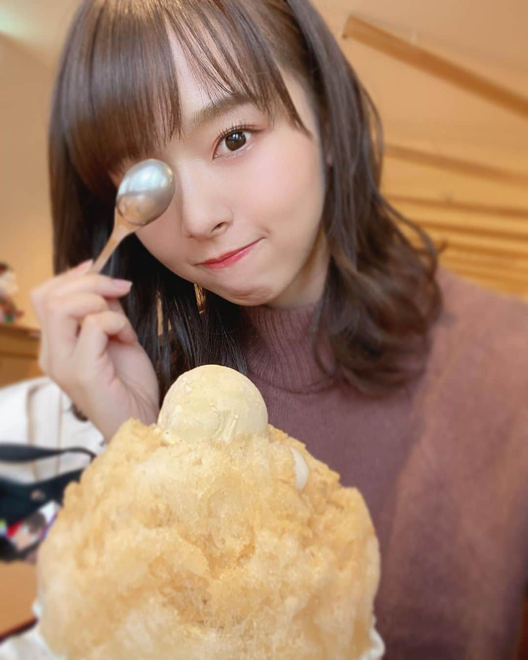 高畑結希さんのインスタグラム写真 - (高畑結希Instagram)「. お仕事おわりに🍧🥄 寒くなるとかき氷のあるお店も 少なくなってきますよね。。。🤧  おすすめのかき氷のお店教えてください！  . #かき氷 #かきごおりすと #アイス #スイーツ #きなこ #白玉 #わらび餅 #名古屋 #田舎氷 #美味しかった #寒い」11月5日 20時14分 - yuhki_takahata