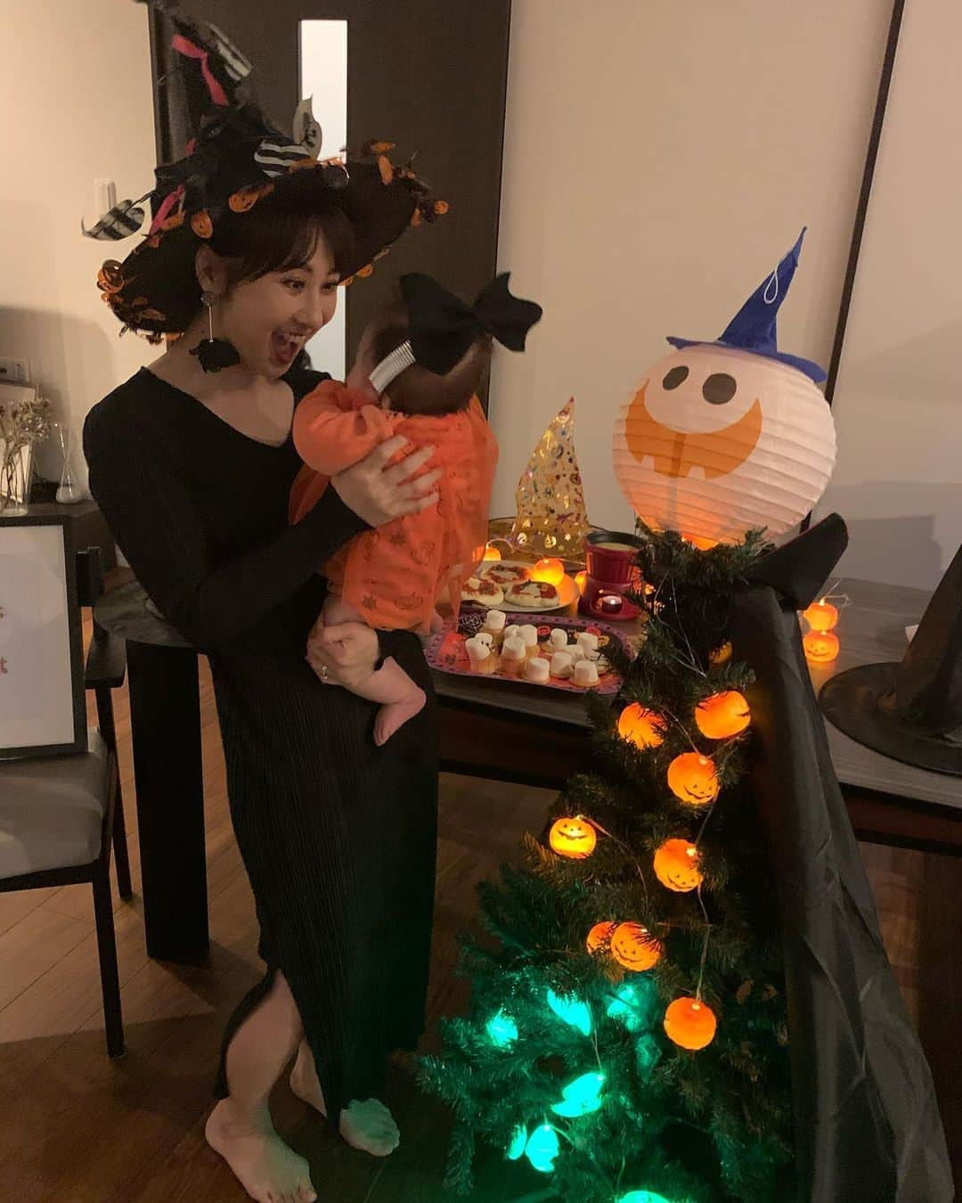 糸数美樹さんのインスタグラム写真 - (糸数美樹Instagram)「ハロウィンしたよ🎃 #カボチャのおばけ #魔女 #旦那まさかの仮装にわったーおかービビる #誰の仮装でしょうか #実はネットで注文してたのに届かず急遽手作りしたんだそう #トータル40分製作費400円と自慢げでした #娘のためのはずが大人がはしゃぐ #みきとにー」11月5日 20時14分 - mikitney0331