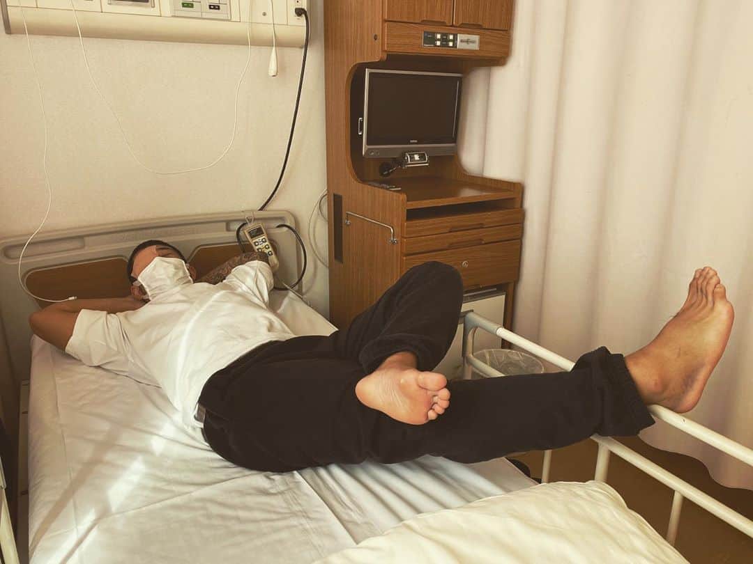 中村寛のインスタグラム：「【ご報告】 . フルスイングのフルスイングのせいで 今日緊急入院しました😂 明日手術して、更に進化してばり早い超回復みせます✌️ . 試合後にDM見るゆうとったのにファンのみんなごめんやで、とりあえず眼の回復次第順番に見させてもらいます🙏 . また来月ぐらいになったらかな？ 術後の経過とか怪我の状況、何でなったかとかもYouTubeで上げていくから試合じゃない俺の姿もお楽しみに😌 . いやぁー、でも片目見えへんなっても リングのスリルは幸せやったわ 生きてる実感が最高やな🥶 . . . #病人 #病院 #目 #手術  #格闘技 #kickboxing #キックボクシング  #rise #deadoralive #osaka #大阪  #rizin #deep #deepkick  #workout #training #休養  . .」