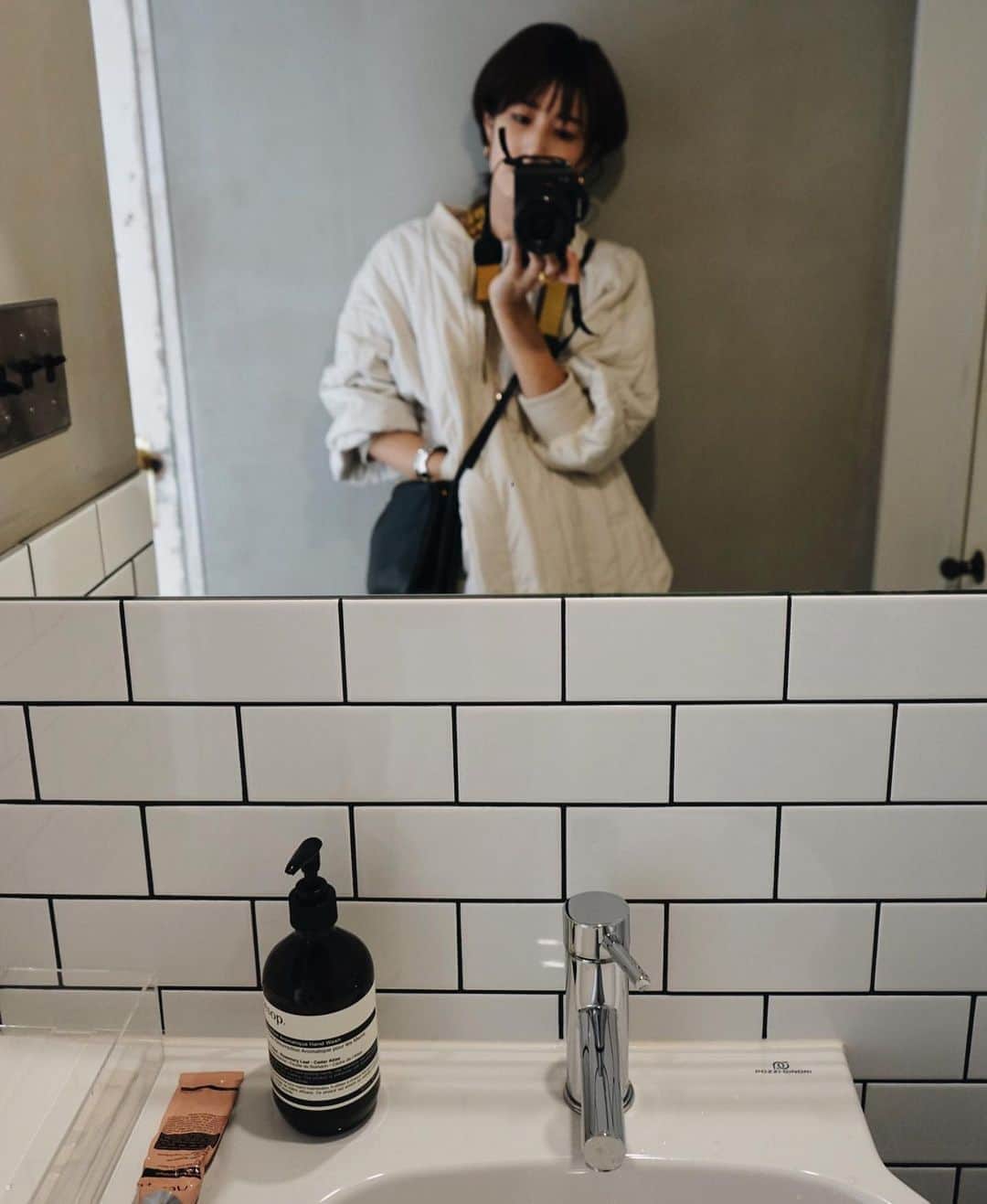 美生のインスタグラム：「#camera﻿ ﻿ ﻿ 本日は特集ページと﻿ YouTubeの撮影へ📸﻿ ﻿ ﻿ 特集ページの企画をしたり﻿ 初心者だけど﻿ カメラマンをさせてもらうこともあったり♡﻿ ﻿ ﻿ みんなであーでもないこーでもない﻿ 話す時間も﻿ それもまた楽しい☺️﻿ ﻿ ﻿ ﻿ ﻿ ほんで  流行ってるインスタのアカウントの占いをしたら miolly が スーパーウルトラ大凶やったから アカウント名変えました🤣🤣🤣 @miolly___」