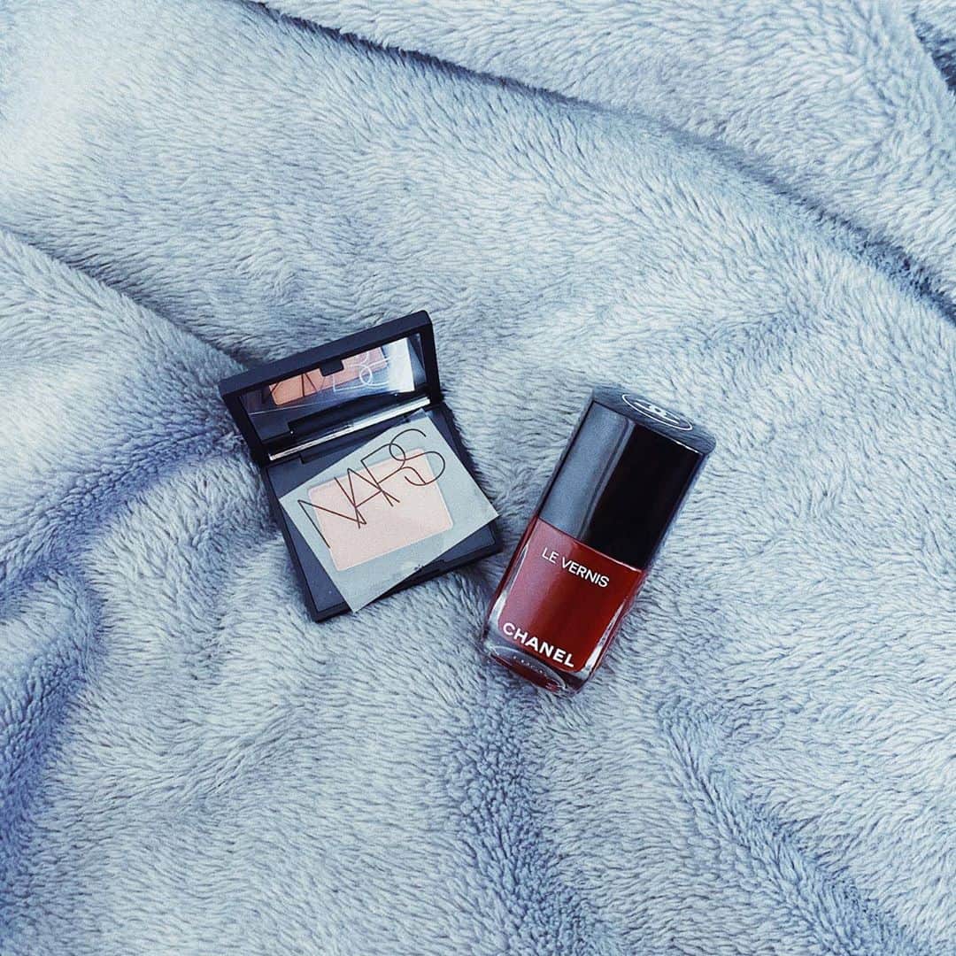 大川成美さんのインスタグラム写真 - (大川成美Instagram)「new💙 ． ． 暗めで冬に向けて好きな色 ． ⏩NARS  NEWYORK . ⏩CHANEL  756INTERDIT ． 新しいのをいただいて メイク気分💄があがりました ． ありがとうございます💘✨ ． ． ． #メイク#基礎化粧品 #コスメ#コスメ購入品 #おすすめコスメ#コスメマニア #コスメ情報#メイクアップ #ネイル#nars #chanel #デパコス #冬メイク」11月5日 20時08分 - naru_coco