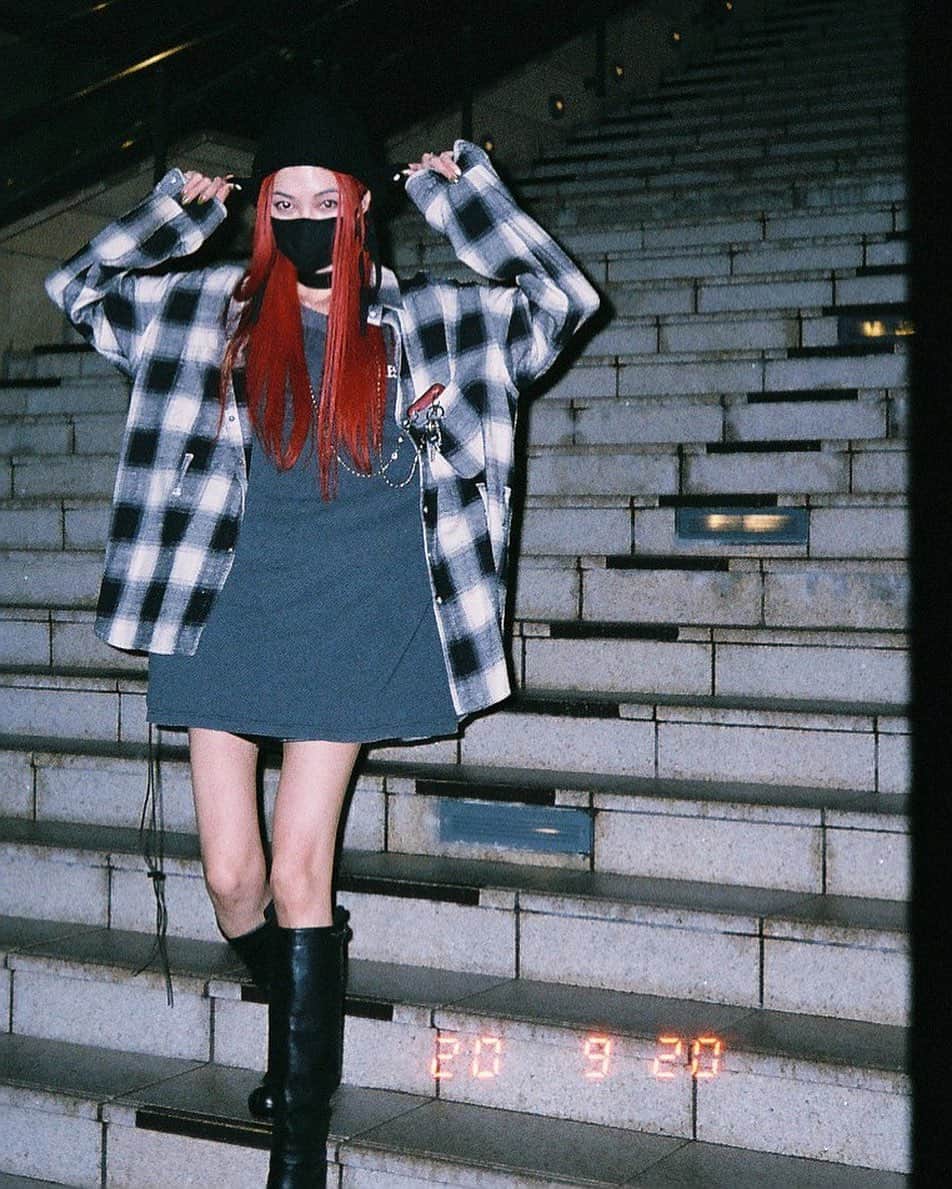 si ouxのインスタグラム：「最近フィルムカメラで写真を撮っています。﻿ 会った人、喋った人との時間を残しておきたいなって思ったのがはじまりです。﻿ ﻿ はじめて現像してみてびっくり、﻿ デジタルより遥かにリアルな感触がある！！﻿ 実際に会っていたときの温度や空気がより多く含まれてるような感じ。ふしぎ。﻿ ﻿ すぐに確認できないから現像後記憶を辿ることになるのもいいし﻿、忘れた頃に写真が届いて、わ〜！ってなるのも良い。また連絡取る理由ができるしね！﻿ アプリのフィルターなしでもなぜか盛れるのも良い。﻿ ﻿ これは @siva0516 様が撮ってくれたショット﻿ ﻿ #canonautoboytele6 #filmphotography #filmcamera #フィルムカメラのある生活 #フィルムカメラ」