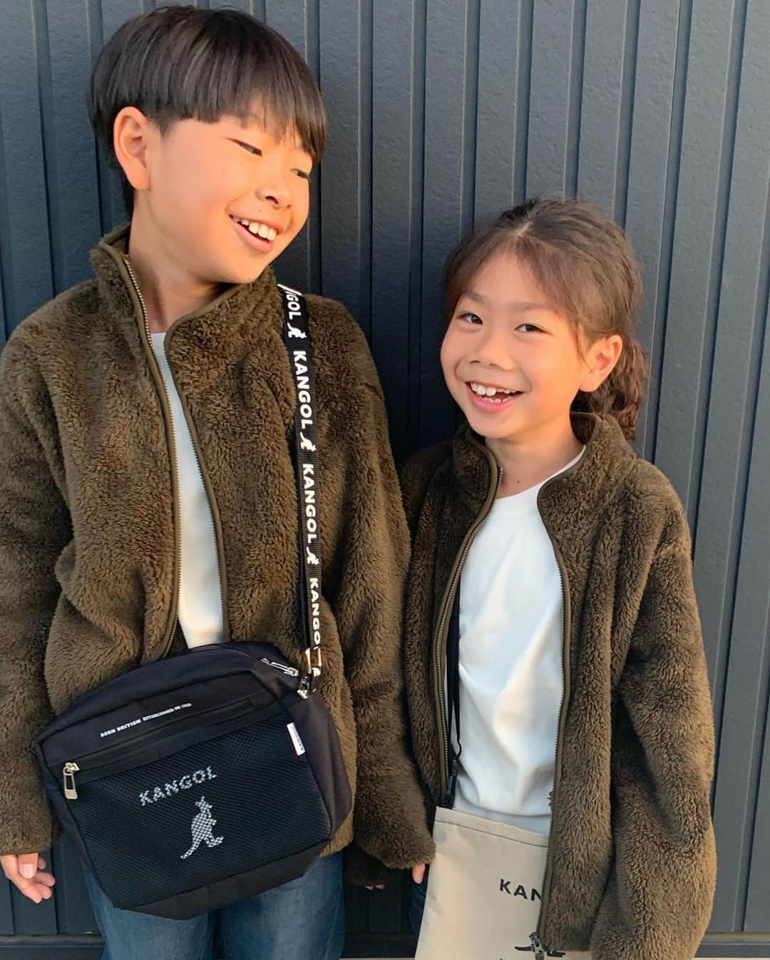 ryuu79hinaのインスタグラム：「#全身ユニクロ ・ ・ おそろコーデ🤎 ・ ・ #ファーリーフリースジャケット #ソフトタッチクルーネックt  #ウルトラストレッチデニムスリムフィットパンツ ・ ・ どれも着心地良いらしく…着心地の良さを表現してーって言ったらまさかのラジオ体操😂 ひなちゃんは今どハマり中のBTS踊ってからのラジオ体操w🤣 最後は→💛 ・ ・ 特にアウターのモコモコ気持ちいい〜って好評でした🐼◎ ・ ・ ━━━━━━━━━━━━━━━ #ユニクロ#UNIQLO#ユニクロキッズ #ユニクロコーデ#上下ユニクロ#上下ユニクロ部#uniqloコーデ#uniqloginza#ロカリ#コーデ記録#キッズコーデ#キッズ#キッズコーデ男の子#おそろコーデ#男の子#男の子コーデ#兄弟#兄弟コーデ#冬コーデ#カジュアルコーデ#シンプルコーデ#プチプラコーデ#親バカ#親バカ部」