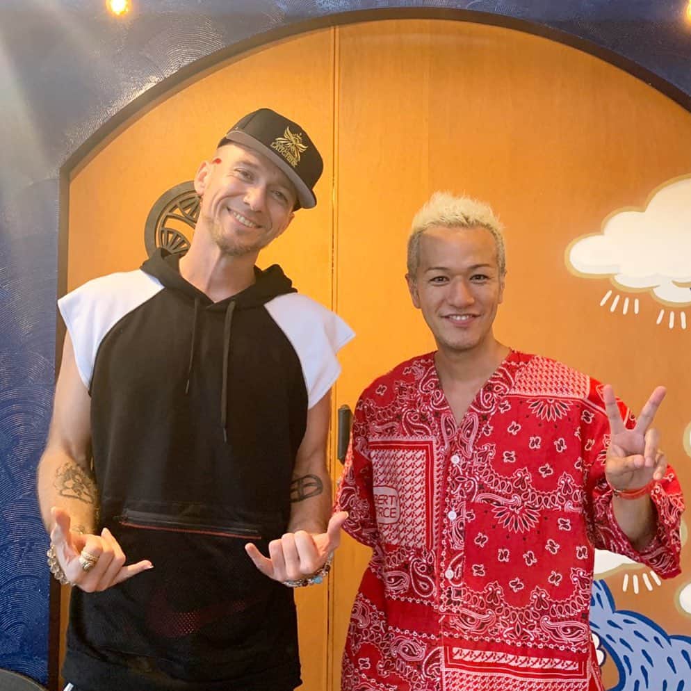 照屋 健太郎のインスタグラム：「シェンと久しぶりに凄いタイミングでバッタリ再開してお茶しました😊⚡️ 人との出会いに最近、とてもミラクルな流れを感じています。面白いな〜 Def Techは今年結成20周年㊗️ 今日は会えて嬉しかった！ シェンいつもありがとうー💛 📸 @hdak223 🙏🏻  #沖縄 #ハワイ #DefTech #okinawa #hawaii #LIBERTYFORCE」