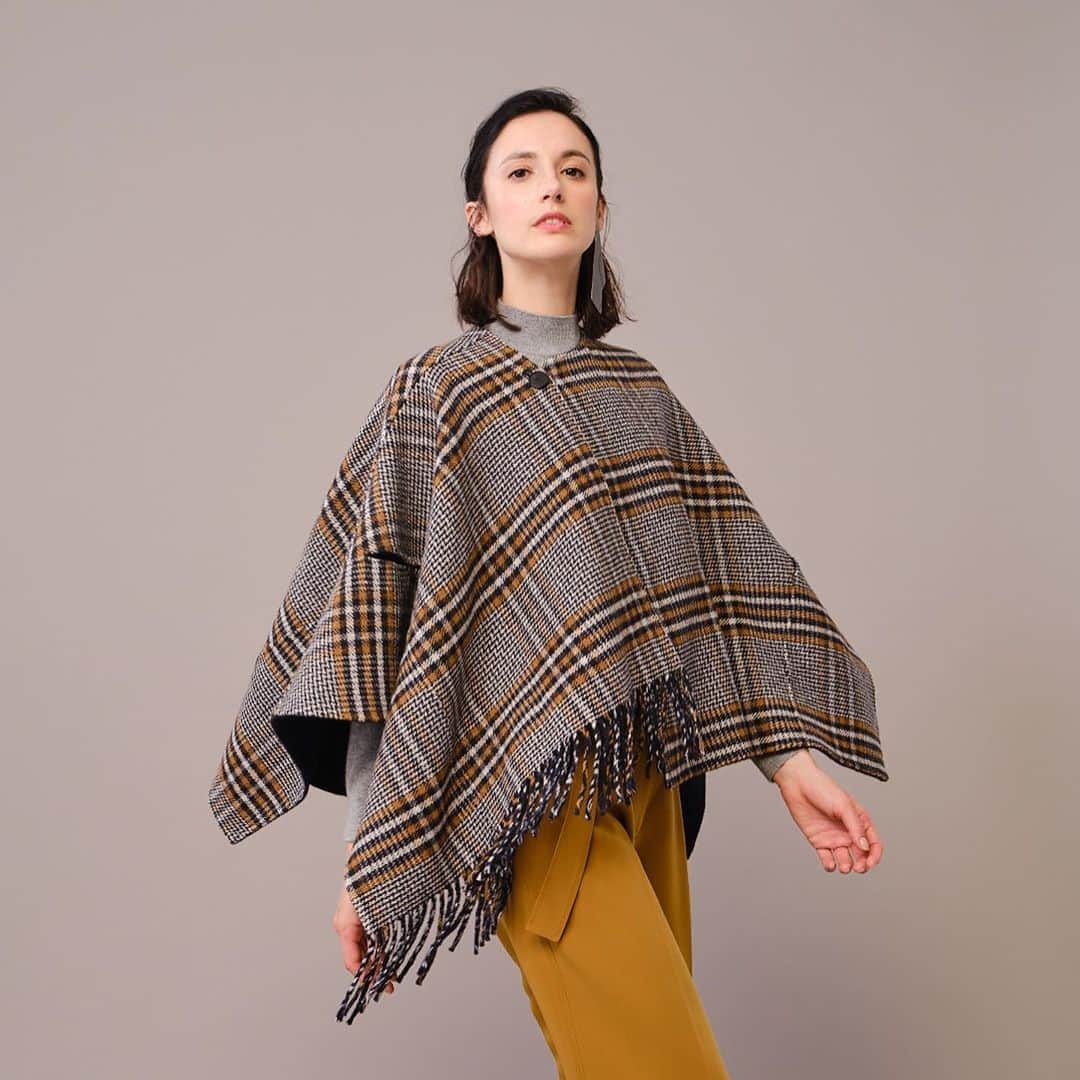 ANTEPRIMAさんのインスタグラム写真 - (ANTEPRIMAInstagram)「Flowing in the wind with flattering silhouette, the popping checks of the #Reversible cape and coat are peeking through for having a nice greeting to the new season!   #FW20 #FallWinter2020 #Classic #ReadyToWear #Style #Fashion #Italian #Luxury #InstaBag #Design #Lifestyle #Urban #Handcraft #アンテプリマ #패션​」11月5日 20時12分 - anteprimaofficial