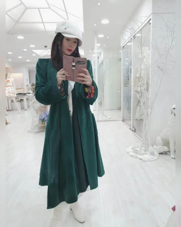 シン・ジュアのインスタグラム：「앙 이쁘다코트 겨울준비^-^♡  저행복해요 괜한말들은삼가해주셔요  #ootd#앙드레김아뜰리에 #겨울코디」