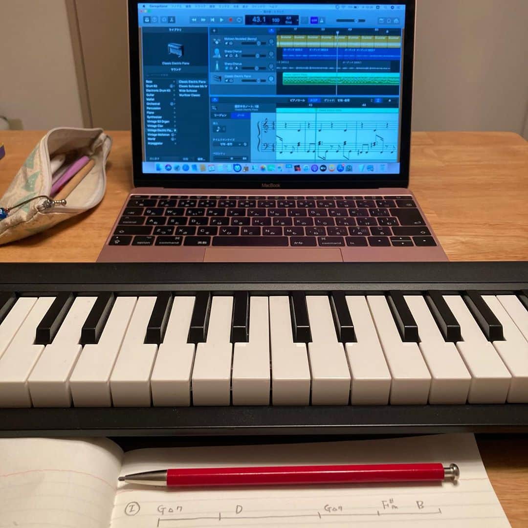 櫛引彩香のインスタグラム：「少しずつ曲作り♪ 来年は、今年出来なかったバンドでのライブを実現させたい。とか、楽しいこと楽しみなことを想像しながら、 少しずつやっていく。」