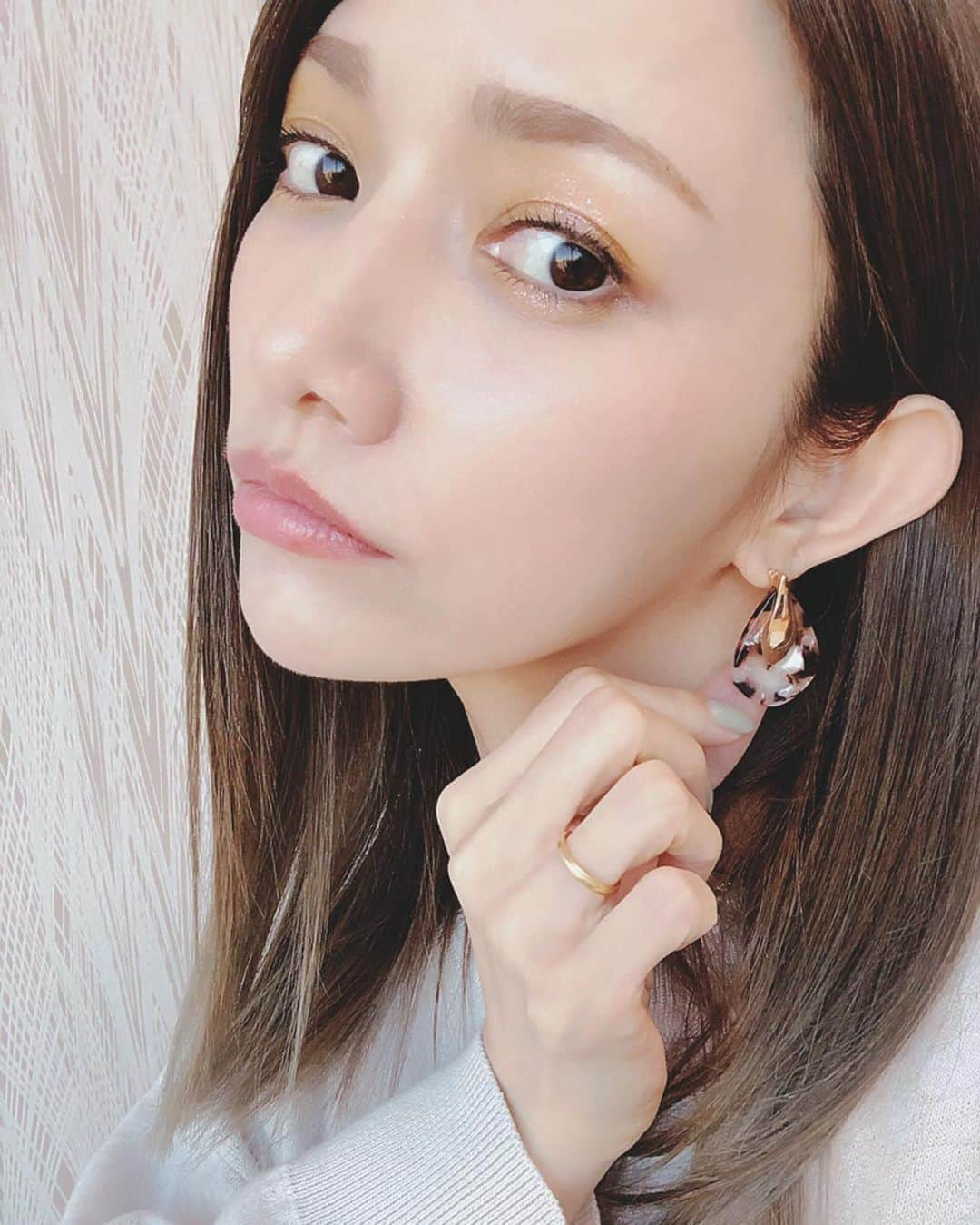 後藤真希さんのインスタグラム写真 - (後藤真希Instagram)「ジーナシスのニットにミラオーウェンのプリーツスカート♡ これレザーっぽぃ生地で可愛いんです！裾部分の長さが均一じゃない所も好き♡  #ジーナシス  #ミラオーウェン #今日寒かった #ヒートテック着てくれば良かった #プチプラピアス #今日もイエローなメイク #シュウウエムラ  #スペシャルオンラインイベント #チケット販売中 #プロフィールに購入サイトあるのでチェックしてね」11月5日 20時15分 - goto_maki923