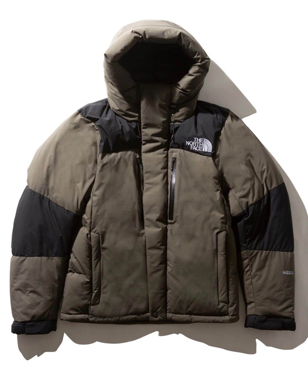 アトモスさんのインスタグラム写真 - (アトモスInstagram)「. 11/7(SAT)より、THE NORTH FACE BALTRO LIGHT JACKET、NOVELTY BALTRO LIGHT JACKETが登場。 真冬の天体観測や雪上ハイクにも対応できる、高い保温性を持つ防寒ジャケット。中わたには、特殊セラミックスの遠赤外線効果により優れた保温効果が持続する光電子©ダウンを封入。高度な洗浄技術により、汚れを徹底的に除去したクリーンなダウンが高い保温性を確保します。表生地には30デニールのWINDSTOPPER©2層構造を使用。防風性とともに耐水性もあり、雪や小雨程度の濡れを遮ります。中わた入りの内襟や前ファスナーのダブルフラップなどでコールドスポットを徹底的に排除。携行に便利なスタッフサック付きです。 . ※詳しくはatmos-tokyo.com、RELEASE INFOをご覧下さい。 . A winter jacket with high heat retention that can be used for astronomical observations in the middle of winter and hike on snow. The inner padding is filled with photoelectron © down, which maintains an excellent heat retention effect due to the far-infrared effect of special ceramics. With advanced cleaning technology, clean down that thoroughly removes dirt ensures high heat retention. 30 denier WINDSTOPPER © 2-layer structure is used for the outer fabric. It is windproof and water resistant, and blocks the wetness of snow and light rain. Cold spots are thoroughly eliminated with an inner collar with a lining and a double flap on the front zipper. Comes with a staff sack that is convenient to carry. . *For about informations, please check on atmos-tokyo.com and RELEASE INFO. . #atmos #atmostokyo #atmosjapan #thenorthface #tnf #baltro #baltrolightjacket #アトモス #ノースフェイス #バルトロ」11月5日 20時17分 - atmos_japan