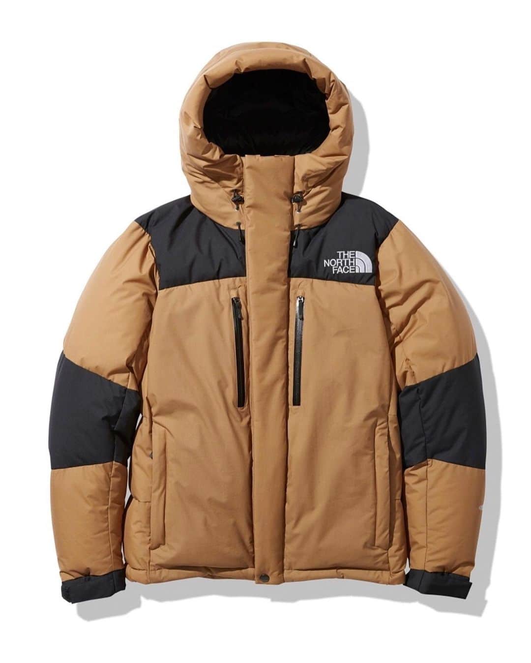 アトモスさんのインスタグラム写真 - (アトモスInstagram)「. 11/7(SAT)より、THE NORTH FACE BALTRO LIGHT JACKET、NOVELTY BALTRO LIGHT JACKETが登場。 真冬の天体観測や雪上ハイクにも対応できる、高い保温性を持つ防寒ジャケット。中わたには、特殊セラミックスの遠赤外線効果により優れた保温効果が持続する光電子©ダウンを封入。高度な洗浄技術により、汚れを徹底的に除去したクリーンなダウンが高い保温性を確保します。表生地には30デニールのWINDSTOPPER©2層構造を使用。防風性とともに耐水性もあり、雪や小雨程度の濡れを遮ります。中わた入りの内襟や前ファスナーのダブルフラップなどでコールドスポットを徹底的に排除。携行に便利なスタッフサック付きです。 . ※詳しくはatmos-tokyo.com、RELEASE INFOをご覧下さい。 . A winter jacket with high heat retention that can be used for astronomical observations in the middle of winter and hike on snow. The inner padding is filled with photoelectron © down, which maintains an excellent heat retention effect due to the far-infrared effect of special ceramics. With advanced cleaning technology, clean down that thoroughly removes dirt ensures high heat retention. 30 denier WINDSTOPPER © 2-layer structure is used for the outer fabric. It is windproof and water resistant, and blocks the wetness of snow and light rain. Cold spots are thoroughly eliminated with an inner collar with a lining and a double flap on the front zipper. Comes with a staff sack that is convenient to carry. . *For about informations, please check on atmos-tokyo.com and RELEASE INFO. . #atmos #atmostokyo #atmosjapan #thenorthface #tnf #baltro #baltrolightjacket #アトモス #ノースフェイス #バルトロ」11月5日 20時17分 - atmos_japan