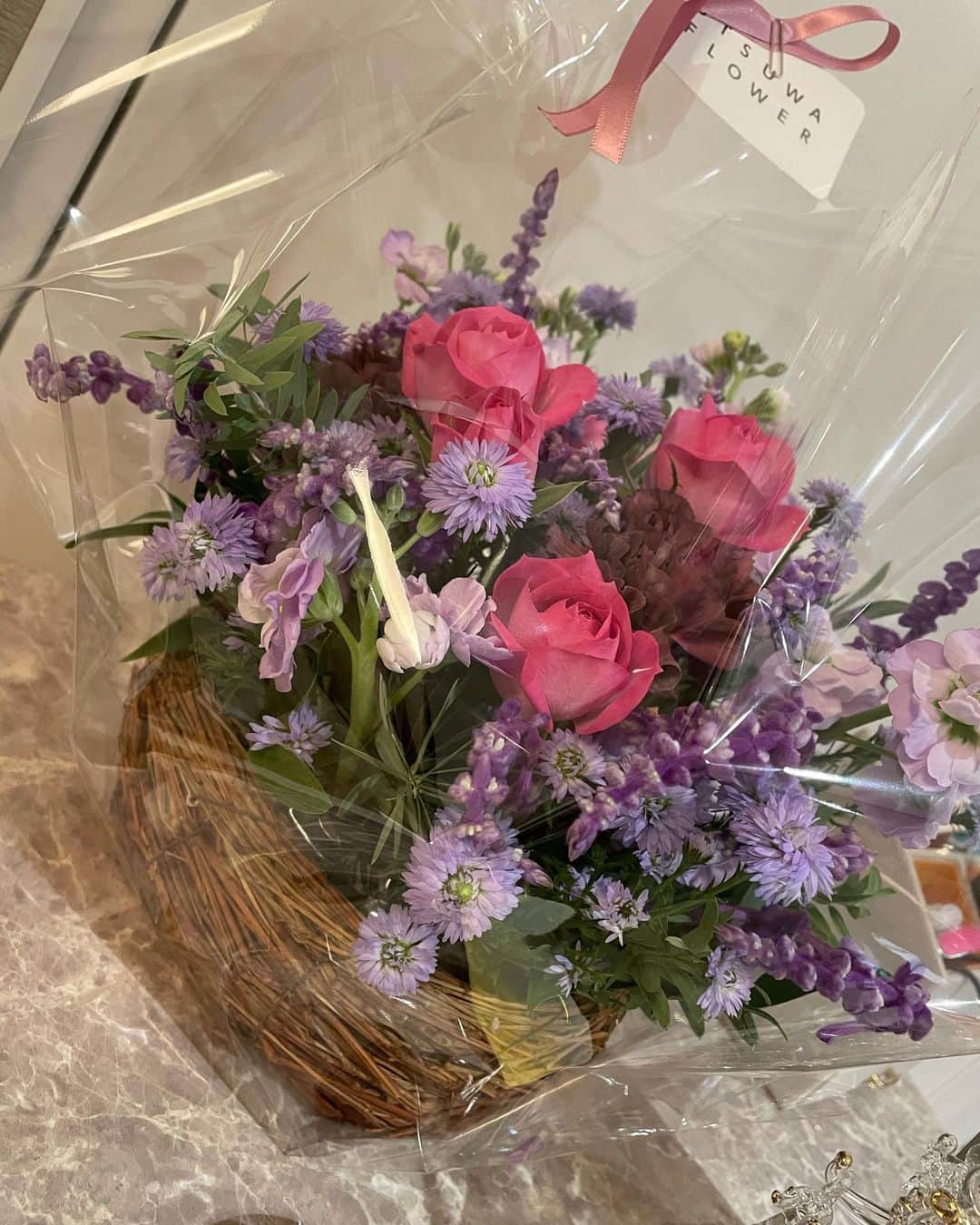 不二峰摩耶さんのインスタグラム写真 - (不二峰摩耶Instagram)「神田時代のお客様から✨  ネイルサロンの１周年記念に、大好きな紫色のお花をいただきました🥰  オープンの時もお花をくれたり、コロナがあって悩んでた時も好きな食べ物とお手紙を送ってくれたり、ずっと気にかけてくれてる方🥺  いつもありがとう😌  #１周年記念 #フラワー」11月5日 20時17分 - ma_ya_0909