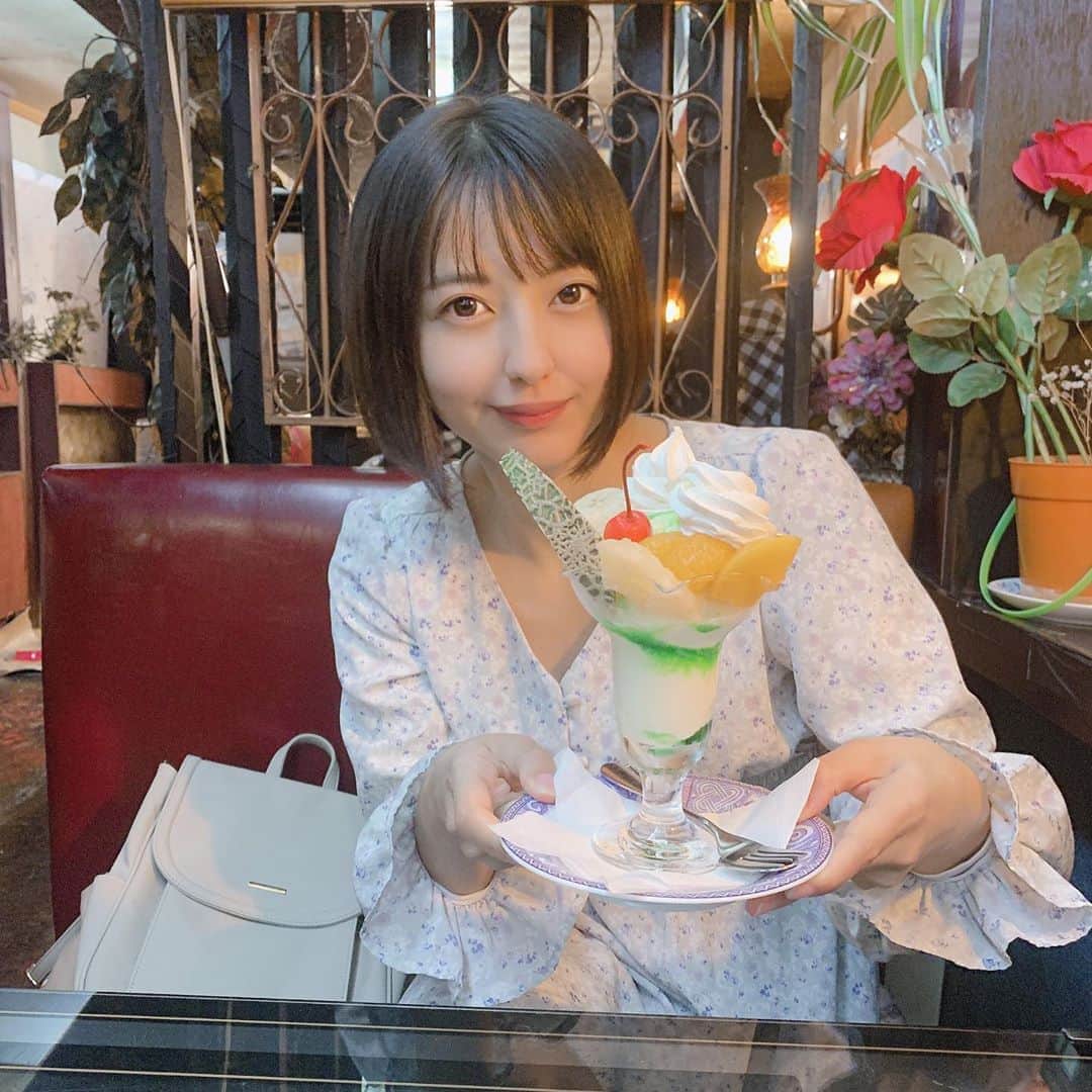 のインスタグラム：「・ ・ すごくレトロな喫茶店☕️🤍 ・ 懐かしいって感じはしなくて もはや新しい世界だった☁️☁️ ・ ・ 机がインベーダーゲームだったの！ インベーダーゲーム人生で1度もしたことないかも👾👾👾 ・ ・ アイスたっぷりのパフェ🍨💕 ・ ・ カフェ巡り２軒目だったから甘いものにしたんだけど 喫茶店のナポリタンがすきなんだなぁ🍝 ナポリタン食べれるところかなり減っちゃったよね🥺 ・ ・ #昭和 #昭和レトロ #フルーツパフェ #パフェ #新潟カフェ #新潟喫茶店 #カフェ巡り #インベーダー #商店街 #レトロガール #昔懐かしい #followmeplease #cafe #parfait #niigata #sweets #fruit」