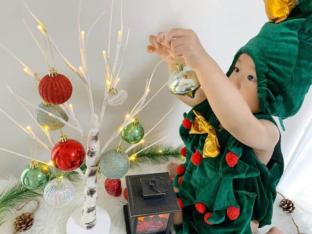 ᴋᴀɴᴀᴋöさんのインスタグラム写真 - (ᴋᴀɴᴀᴋöInstagram)「👶🏻🎄×🎄﻿﻿﻿ 11月になったので、今年も クリスマスツリーを飾りました🎅🏻🌈✨﻿﻿﻿ *﻿﻿﻿ 🏠に 150cmの大きなツリー🎄もあるんだけど、 出す＆しまうのが 毎年めんどくさくて…笑🤣💕﻿﻿﻿ *﻿﻿﻿ 簡単に置ける 小さなツリーも欲しいなぁと思っていたら… ニトリ様( @nitori_official )から ピッタリな物を頂きました🥺🙏🏻💕﻿﻿﻿ *﻿﻿﻿ 私が選んだのは #シラカバツリー 🤍🌿﻿﻿﻿ サイズも👌🏻だし、電池タイプで ライトもついて かわいい〜😍✨﻿﻿﻿ * 👶🏻も飾りつけのお手伝いしてくれました❤️﻿﻿﻿ ツリーもオーナメントも、お値段以上〜ニトリ🥰🎄💯🎵﻿﻿﻿ *﻿﻿﻿ #ニトリのクリスマス﻿﻿﻿ #クリスマスオーナメント#ニトリ#クリスマスインテリア#白樺ツリー#mynitori#クリスマスツリー飾り付け#クリスマスツリー#クリスマス飾り#ホワイトインテリア#北欧インテリア#子供のいる暮らし#pr」11月5日 20時21分 - kanakokko_34_
