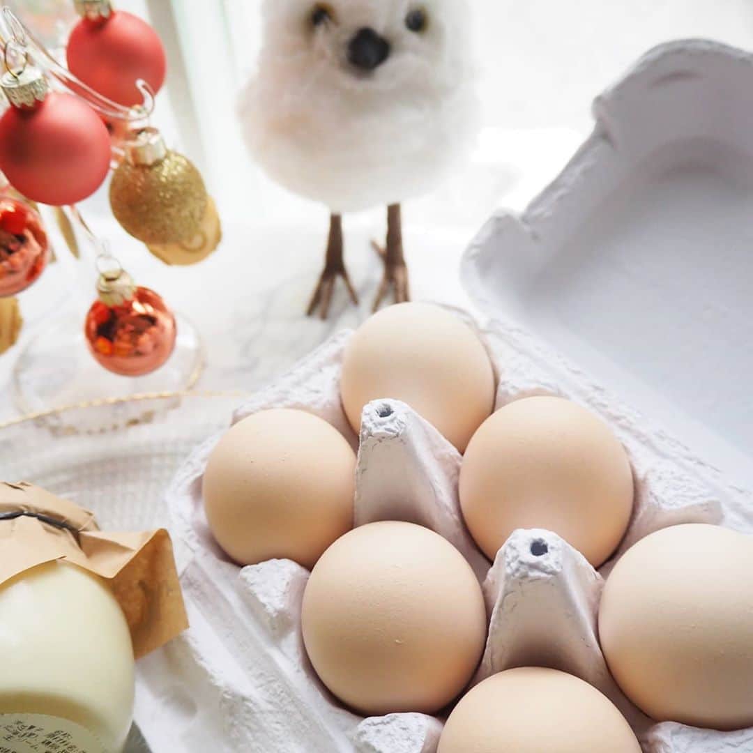 Kuboi Ayumiさんのインスタグラム写真 - (Kuboi AyumiInstagram)「毎日、食卓に欠かせない卵。﻿ ﻿ 栄養たっぷりの卵は、メイン料理にも副菜にもいろいろ使えるので、おいしい卵があるだけで、食卓が充実しますよね。﻿ あべ養鶏場から気になっていた卵をお取り寄せしてみました。﻿ ﻿ ﻿ ■下川六〇酵素卵﻿ ﻿ 夏と冬の寒暖差60℃が生み出すキセキのたまご。﻿ 飼料に酵素や乳酸菌を配合し、ニワトリの健康を第一に考えた安心・安全なたまごなんだとか。﻿ ﻿ 殻は少しピンクっぽく、割ってみるときれいな黄色。﻿ ﻿ 生臭さは全くなく、濃厚でコクのある卵です。﻿ シンプルに卵かけごはんで食べたり、いくら丼やサーモンの上にのせて食べてもおいしいです。﻿ ﻿ ■下川六〇燻製卵﻿ ﻿ 五味温泉の温泉水を使って、下川六〇酵素卵を半熟に茹であげて、さらに下川町のウッドチップを使って燻したもの。﻿ ﻿ 袋から出すとふわっと燻製のよい香り。﻿ 黄身が半熟でとろとろなので、サンドイッチやパンケーキと一緒に食べるとおいしいです。お酒のおつまみにもぴったりですよ。﻿ ﻿ ﻿ ■あべ養鶏場のえっぐぷりん﻿ ﻿ 自社養鶏場で採れた新鮮なたまごを使って作られたプリンです。﻿ 甜菜糖（北海道産）や牛乳、生クリームなどの素材はすべて道内産というこだわり。﻿ ﻿ ひとつひとつ手作業で作られたとてもなめらかなプリンで、濃厚なのでひとつ食べれば満足感があります。﻿ ﻿ シンプルなえっぐぷりんだけでなく、かぼちゃぷりん、北海道チーズぷりん、白い珈琲ぷりんと種類もあるので、どれにしようか迷っちゃう。﻿ ﻿ ﻿ 気になる方は、 @abe_youkei　でチェックしてみてくださいね。﻿ ﻿ ﻿ #お取り寄せ #お取り寄せスイーツ #お取り寄せグルメ #おうちカフェ #おうちおやつ﻿ #ぷりん #プリン #あべ養鶏場 #pr #フードアナリスト #おうち時間 #おうちじかん #テーブルコーディネート」11月5日 20時21分 - himekagami