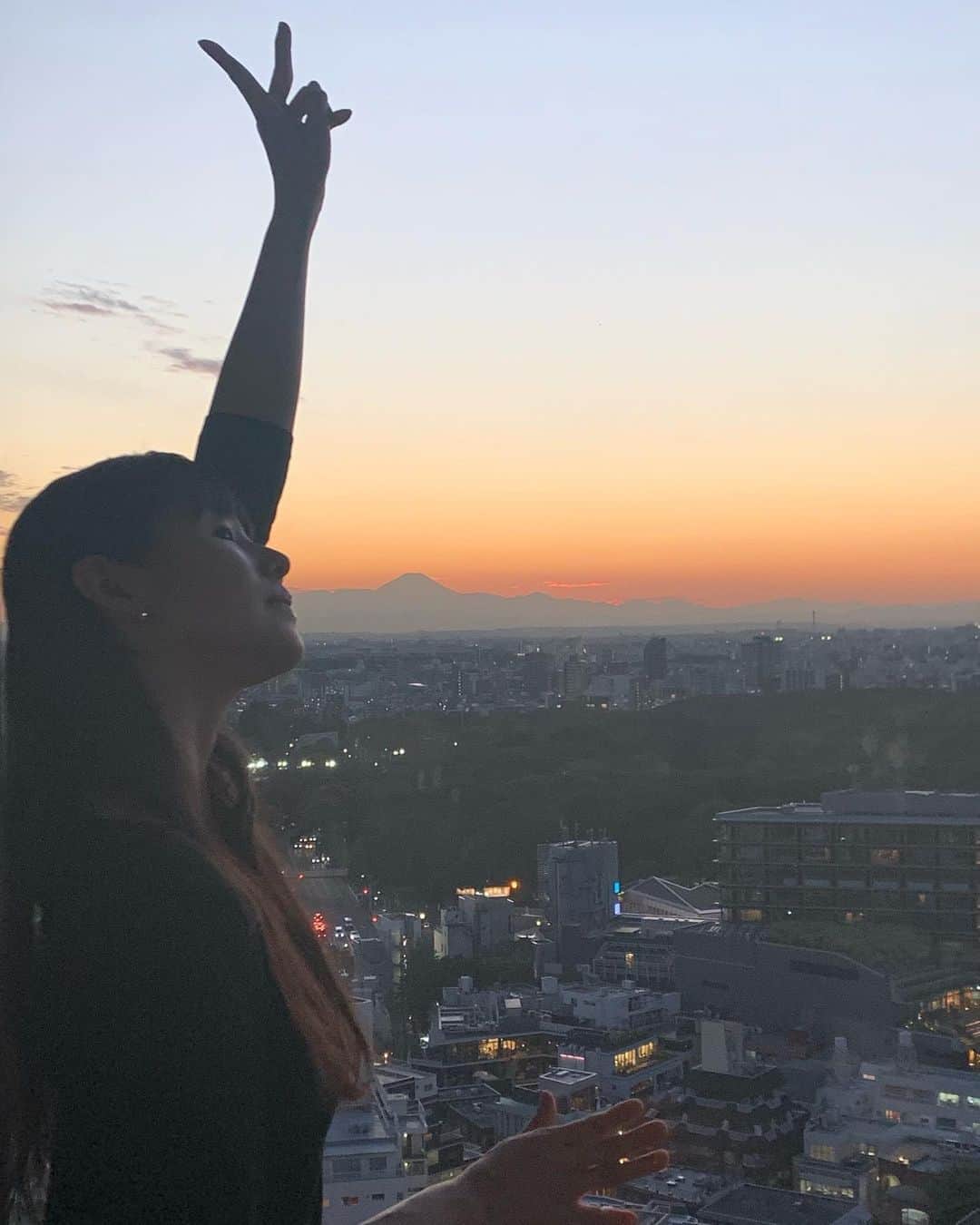 小西真奈美さんのインスタグラム写真 - (小西真奈美Instagram)「夕暮れに富士山。 仕事をがんばったご褒美景色かな。 嬉しいな。 😌  #夕暮れ #富士山」11月5日 20時27分 - manami.official