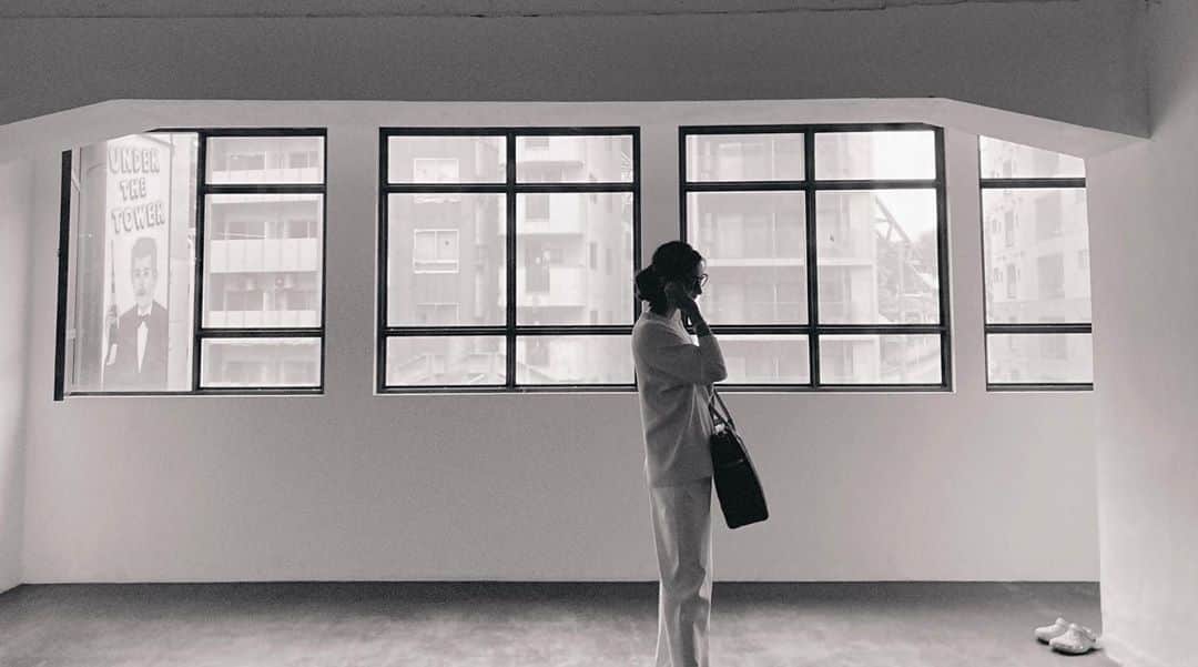 小濱なつきのインスタグラム：「ぽつんと。 撮影風景、ありがとう。 . . #shooting #bag」