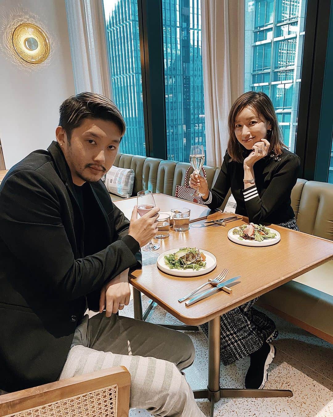 柴田翔平のインスタグラム：「本日オープンの丸の内テラス🏢 その中に入っている　@theuppertokyo で仁香とランチ🍽 @transit_nakamura  さんいつもありがとうございますー！ 美味すぎて白目🙄(▶️4枚目) 夜も良さそうー！🌉 #丸の内テラス #丸の内　#theuppertokyo」