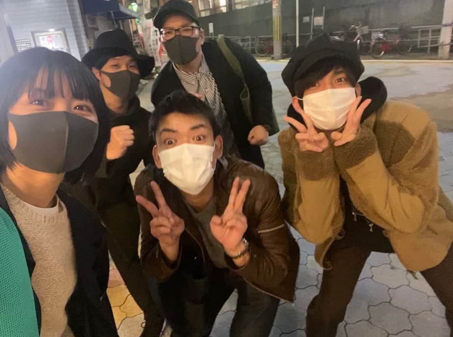 竹下健人さんのインスタグラム写真 - (竹下健人Instagram)「だーてぃーびー若手会。﻿ ﻿ まいこさん、こんどうさん、ぷくまんさん、みきをくん。﻿ ﻿ 2016年に舞台でご一緒させていただいた皆さんと﻿ 約4年ぶりにお会いする事が出来ました。﻿ ﻿ あれから4年かー。﻿ ﻿ 4年経っても、現場で共演してなくても、﻿ こうやって集まれる関係性。﻿ ぼく、好きです。﻿ ﻿ 一番年下な僕に対しても﻿ フラットに接してくださるのがとても嬉しい。﻿ ﻿ 悩んでることとか﻿ 自分がやりたいこと﻿ ﻿ どんな話でも聴いてくださって本当に感謝しています。﻿ ﻿ また絶対一緒にお仕事したい、﻿ 素敵なお兄さんお姉さん達です。﻿ ﻿ 大好きな人たちと会って﻿ モチベーションにつながりました。﻿ ﻿ お芝居したーーーーい！﻿ ﻿ もー嬉しすぎて﻿ 僕だけブレちゃったよ。﻿ ﻿ #photo﻿ #だーてぃーびー﻿ #2016年﻿ #あれから色々ありました﻿ #若手会﻿ #舞台 #演劇﻿ #ブレがち﻿ #集合写真﻿ #懐かしい﻿ #後屈手刀受け﻿ #またやりたい﻿ #嘉手苅」11月5日 20時29分 - tkst_knt