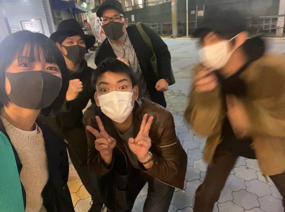 竹下健人さんのインスタグラム写真 - (竹下健人Instagram)「だーてぃーびー若手会。﻿ ﻿ まいこさん、こんどうさん、ぷくまんさん、みきをくん。﻿ ﻿ 2016年に舞台でご一緒させていただいた皆さんと﻿ 約4年ぶりにお会いする事が出来ました。﻿ ﻿ あれから4年かー。﻿ ﻿ 4年経っても、現場で共演してなくても、﻿ こうやって集まれる関係性。﻿ ぼく、好きです。﻿ ﻿ 一番年下な僕に対しても﻿ フラットに接してくださるのがとても嬉しい。﻿ ﻿ 悩んでることとか﻿ 自分がやりたいこと﻿ ﻿ どんな話でも聴いてくださって本当に感謝しています。﻿ ﻿ また絶対一緒にお仕事したい、﻿ 素敵なお兄さんお姉さん達です。﻿ ﻿ 大好きな人たちと会って﻿ モチベーションにつながりました。﻿ ﻿ お芝居したーーーーい！﻿ ﻿ もー嬉しすぎて﻿ 僕だけブレちゃったよ。﻿ ﻿ #photo﻿ #だーてぃーびー﻿ #2016年﻿ #あれから色々ありました﻿ #若手会﻿ #舞台 #演劇﻿ #ブレがち﻿ #集合写真﻿ #懐かしい﻿ #後屈手刀受け﻿ #またやりたい﻿ #嘉手苅」11月5日 20時29分 - tkst_knt