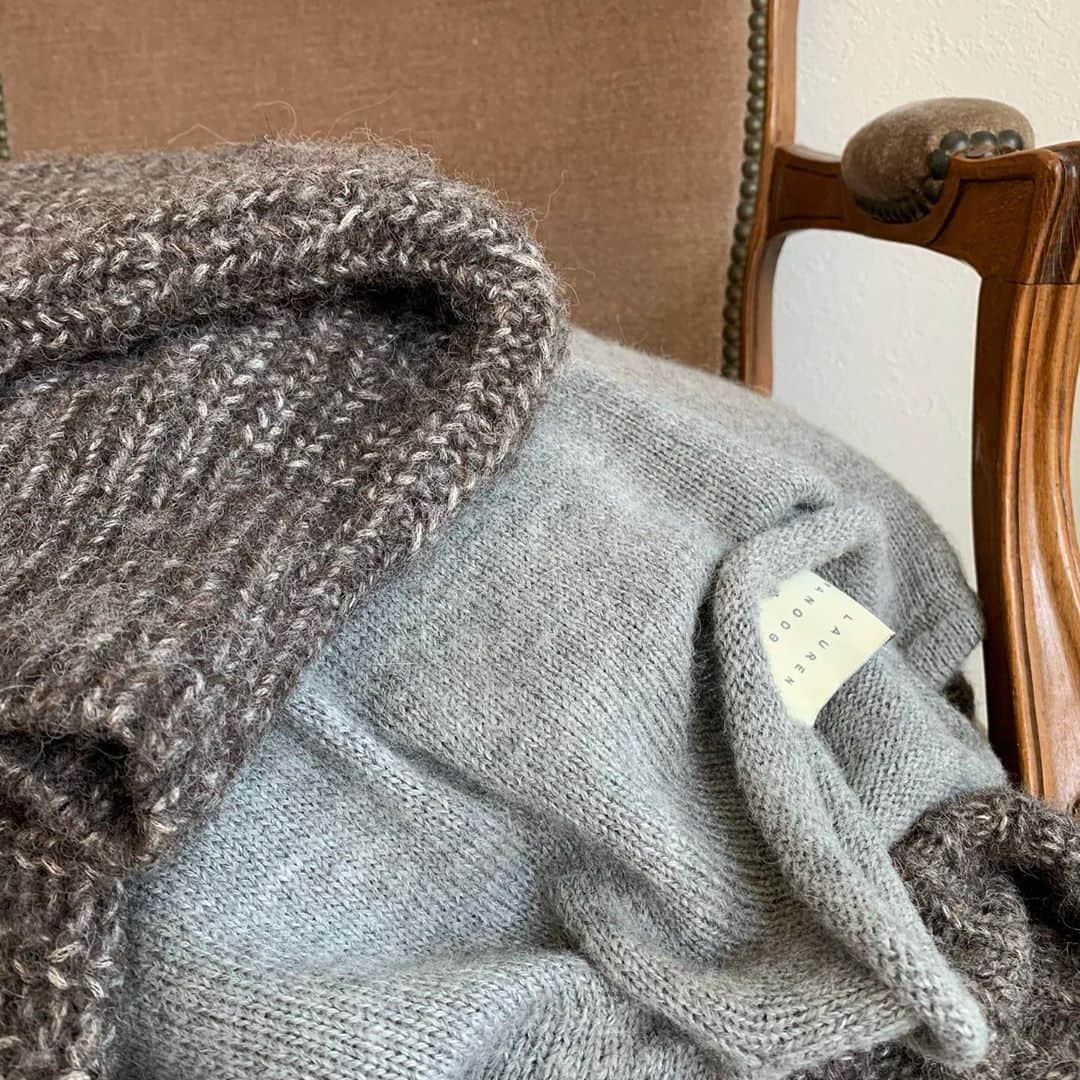 norikoのインスタグラム：「knit @laurenmanoogian   大好きなニットの季節。 LAUREN MANOOGIAN のニットはとっても柔らかくてあたたかい。そして毛玉が出来ない！🥺✨グレーのニットは3年前？4年前？から愛用してるよ。」
