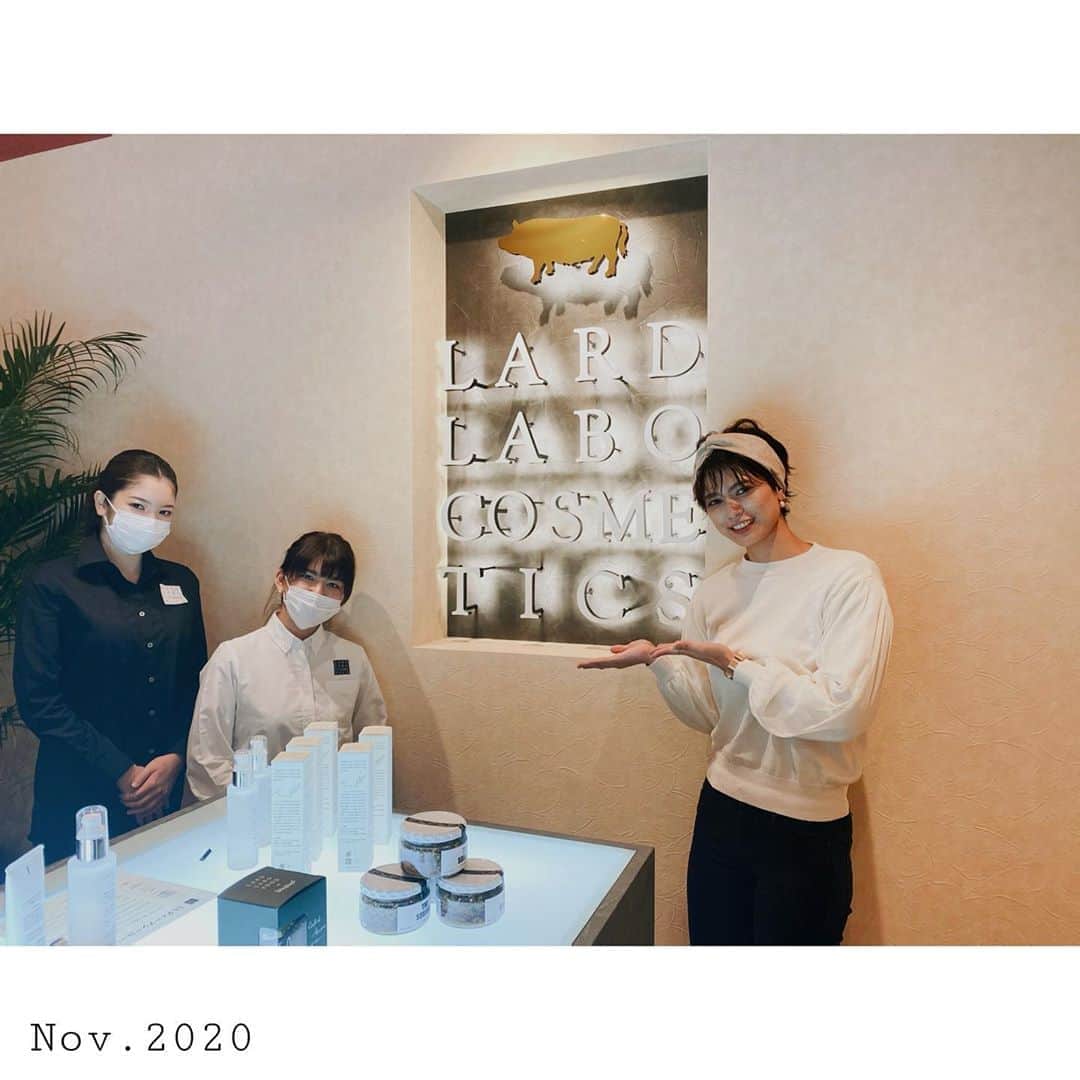 金城優華のインスタグラム：「普段から愛用している大好きな スキンケア化粧品 『LARD LABO COSMETICS』 @lardlabo さん  ストーリー等に度々載せていたらなんと！ この度、ご招待いただき ノボテル沖縄1Fにある店舗へ 伺って参りました!!  恥ずかしながら 愛用しているけど うるマルシェさんで毎回購入してたので 店舗には行ったことなかったんです…  一方店内へ入ると素敵なオシャレ空間♡ スタッフさんはとっても優しく 癒し空間でした♡ (2枚目にショップのイメージ少しでも伝わるように動画作ってみました。)  産後かなりの敏感肌になり 夫に懇願し高級化粧品から クチコミNo1コスメまで 色々試していた時 出逢ったこちらの製品。 もう4回以上リピ中。 (私史上 最高使用期間です)  もう別の基礎化粧品には戻れないかも…♡ 化粧水は浸透良くてグングンお肌に入ってく。 ジェル状のクリームは しっとりしつつもベタつかずもっちり肌に。 ポイントクリームは初めて使ったのですが レモングラスの香りがふんわり♡  スキンケアはもちろん お化粧の上にも使えるらしく 保湿ケアしながらメイク直しも出来るんですって♡  なんて優秀!! 今年の冬はバックの中に常備決定!! お値段もそんなに高くないので、ちょっとした贈り物として女性に喜ばれそう。 (＊使用感など私個人の感想です)  しかも、なんと プロダクトマネージャーさんの 名前が製品に入れてるんです。(写真3枚目) なんて粋な計らい。 社長さんのスタッフさんへの 想いが、さり気ない所から感じられます。  製造の事も伺いましたが 豚肉文化の沖縄で ラードが廃棄されていく中 ラードを精製し取り入れた というこちらの化粧品。  『Mottainai』精神素敵♡  魔法の鏡(新型肌診断機)で 肌診断もしてもらいましたが 紫外線多い沖縄…… 車の窓側にあたる顔部分だけ シミ予備軍沢山。 小じわや毛穴はラードラボさんのおかげで良い感じ!!らしい。 今後の対策も 教えていただきました♡  高温多湿 強い陽射しでどう頑張っても 紫外線沢山浴びちゃう 沖縄の女性にもオススメしたい!!  県外の方も 沖縄にお越しの際は是非、店舗にお立ち寄りいただき色々タッチアップして沖縄製品の良さを肌で感じていただきたいっ!!  ラードラボ製品の他にも 期間限定で 県外からハワイまで様々な 製品も置いているのでオススメ♡  素敵な店内 優しいスタッフさんいて 色々アドバイスしてくださって お肌診断もできるなんて… 次から店舗行こう!! って決めた金城です。笑  またお邪魔させていただきます♡ 素敵な時間をありがとうございました!!  #沖繩 #model  #スキンケア  #美容  #ラードラボ  #筋肉女子 のスキンケア事情  この様子はYouTubeにも動画にしてお伝えします♪」