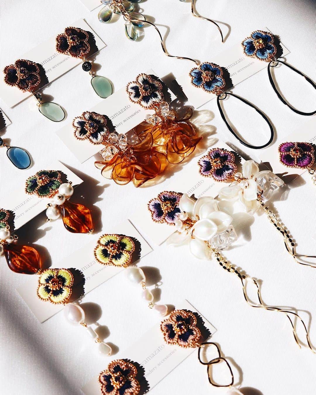 handmade shopのインスタグラム：「お久しぶりです、eriです👼﻿ 11/7(土)21:00から﻿ オンラインショップをオープンします🍒﻿ ﻿ 今月は新作11点用意しました❣️﻿ ﻿ 本当は20点用意したかったのですが﻿ 間に合わず…😭﻿ ﻿ 新作にプラスしてyoutubeで制作した﻿ アクセサリーも販売いたします！﻿ ﻿ 明日の夕方ごろから販売前に﻿ 商品を見られるようにしますので﻿ 今しばらくお待ちください✨﻿ ﻿ 今回は冬のお洋服に負けないぐらい﻿ 存在感のあるデザインで作ってみました😊﻿ ﻿ キラキラ、ゆらゆらです☺️﻿ ﻿ ✴︎お知らせです✴︎﻿ 今まで﻿ couscousmischief(クスクスミスチーフ)という﻿ ブランド名でやってきましたが﻿ ﻿ 今月からeriyamazatoに﻿ 変更してやっていきます🌟﻿ ﻿ クスクスミスチーフは﻿ わたしがハンドメイドをはじめた﻿ 10年前につけたブランド名です☺️﻿ ﻿ 最初の頃は今よりもポップな﻿ 作品を作っていましたが﻿ ﻿ わたしも歳を重ね(現在32歳です)﻿ 今では大人の女性がつけるアクセサリーを﻿ イメージして制作しています✨﻿ ﻿ いいブランド名が思いつかず﻿ もう自分の名前でやってしまおう！ということで﻿ ブランド名をeriyamazatoに決定しました😊﻿ ﻿ ブランド名変更にともない﻿ ブランドロゴとアクセサリー台紙も﻿ 変更しました✨﻿ ﻿ ブランド名が変わっても活動内容は﻿ 変わりませんのでこれからも﻿ よろしくお願いします🌼﻿ ﻿」