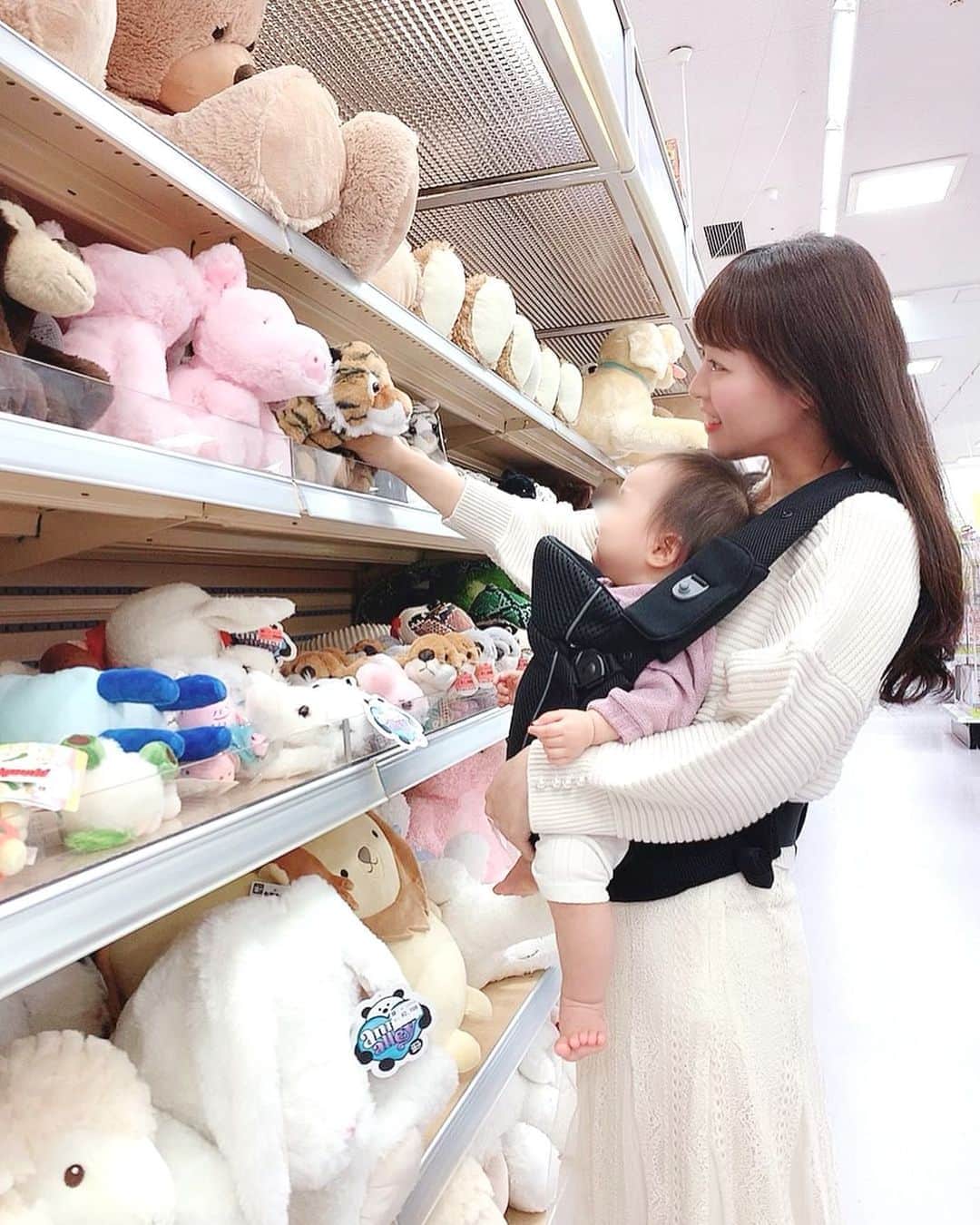 のインスタグラム：「こんばんは🌙 今日は娘の0歳最後の日でした☺️💗 . この一年、楽しかったな。 28年、29年生きてきたけどこの一年が1番 幸せな一年でした😊 娘への気持ちは色々あるけど、これ書いただけで ポロポロ涙が止まらないので後は直接娘に伝えよう🤣💕 . 写真はお誕生日プレゼントを選びに行った時の🎁 何もかも初めてなので、ついつい写真を撮ってしまいます。 (お店の方に確認したところ他のお客さんが写っていなければ 撮影OKとのことだったのでパシャパシャ) . @aprica.jp_official の抱っこひもで 初めて前向き抱っこしながら🐨 色々見て回りましたが、ぬいぐるみ全般大好きですが ぽぽちゃん系はNGみたいです。（笑） お誕生日パーティーはこの週末に予定しているので とーーーっても楽しみです🥰💓💕 . #誕生日プレゼント #一歳誕生日 #コアラ #アップリカ #抱っこ紐はもっと楽しくなる #アップリカコアラ #抱っこ紐 #抱っこひも #pr #トイザらス #女の子ベビー #女の子ママ #関西ママ」