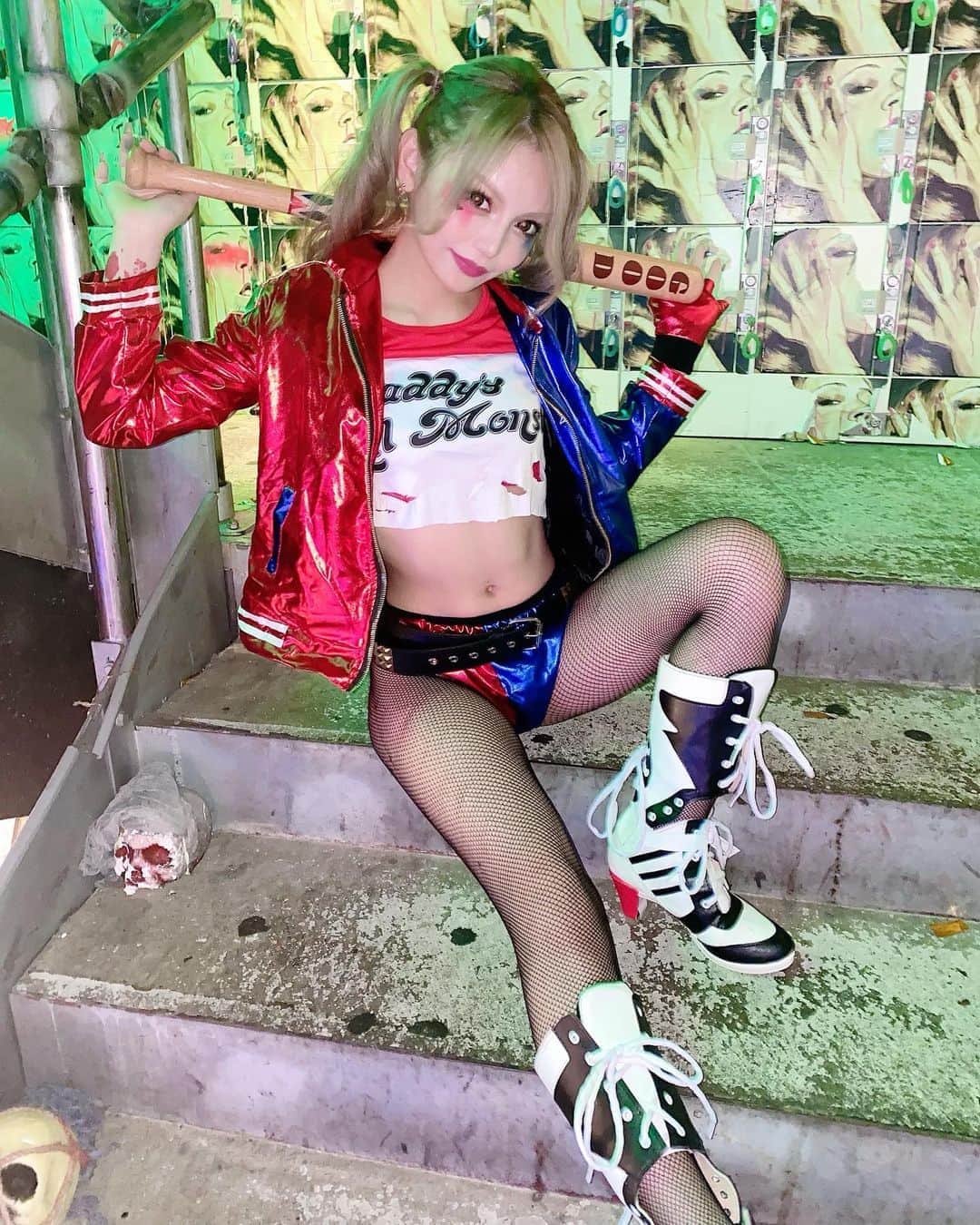 エリカのインスタグラム：「着信音とか一生ハーレイちゃんの歌！💙❤️﻿ #ハーレイクイン #コスプレ #ハロウィンコスプレ #バーレスク東京 #六本木 #渋谷 #新宿 #歌舞伎町 #ギャル #ベビギャル #キャバ嬢 #ダンサー #水着 #水着ギャル #ビキニ #burlesque #dancer ﻿」