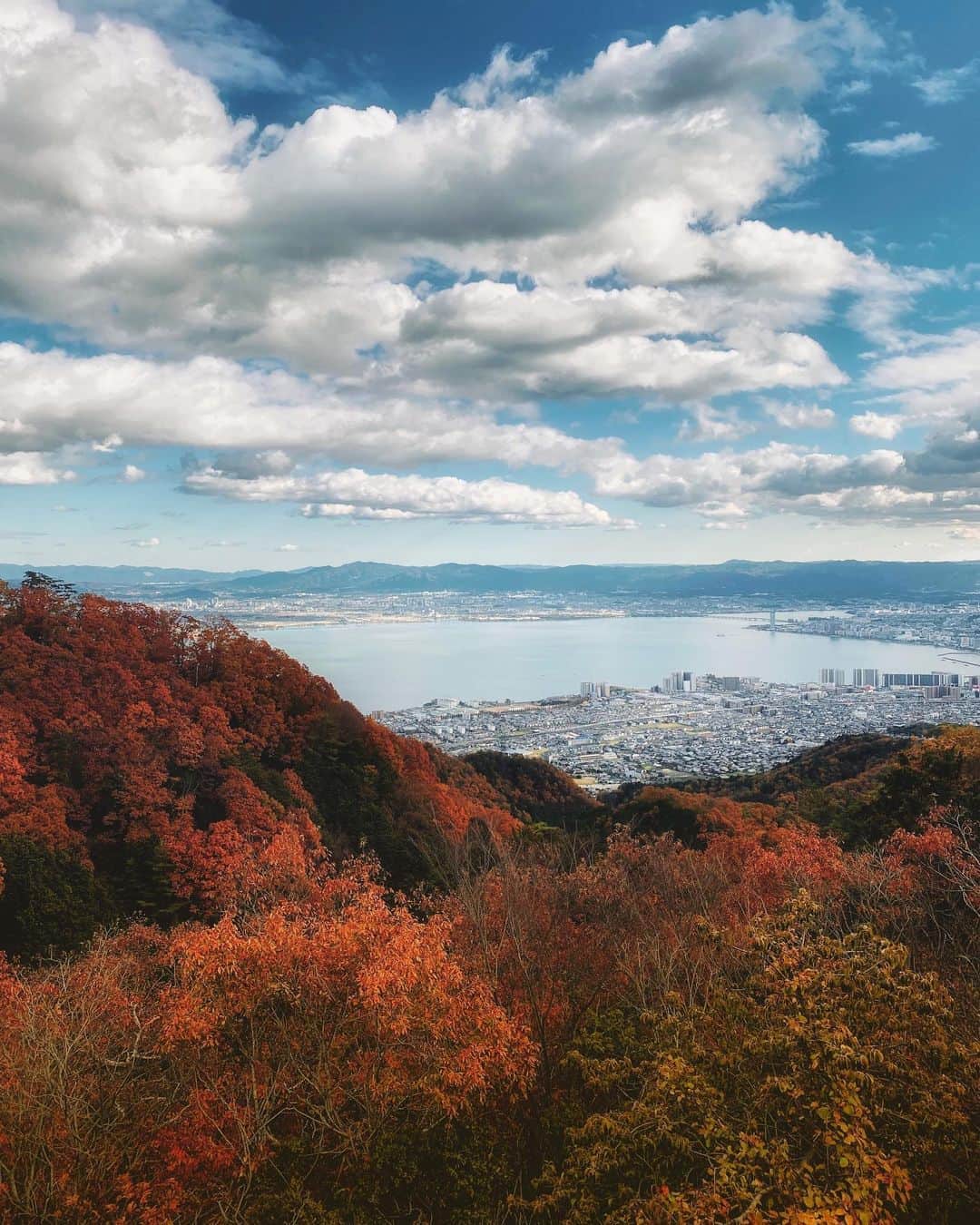 Koichiのインスタグラム：「| 比叡山から琵琶湖を望む . #Hellofrom #Kyoto #BeautifulJapan . This is last fall 2019.11.29 . 関西も朝晩が冷え込んできたので、そろそろ紅葉が進みそうです🍁今年は去年より早いかも。 .」