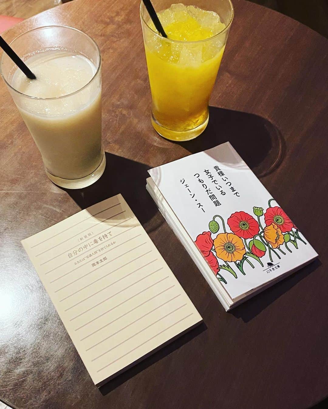 小谷実由さんのインスタグラム写真 - (小谷実由Instagram)「さきおはまた10分睡眠しておりましたが月1読書会です。本日のふたりの本のチョイスは背筋が伸びる系ですよ📚」11月5日 20時33分 - omiyuno