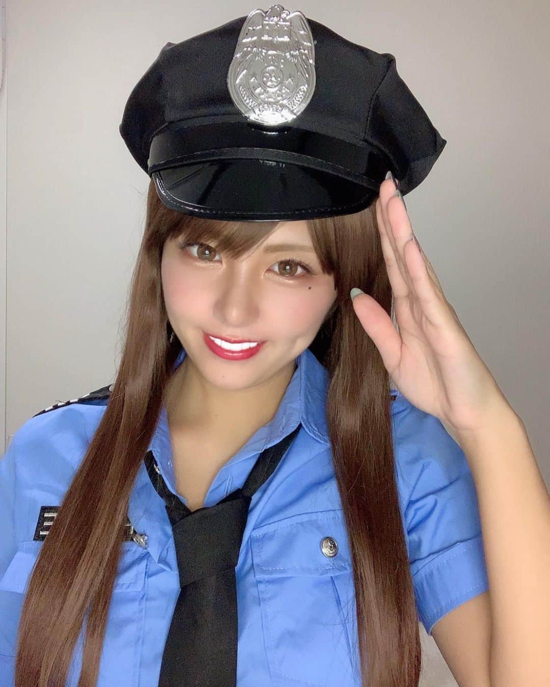 篠崎ゆうきのインスタグラム：「★  逮捕しちゃうぞっ ༘*﻿  #何枚目がお好き❓😊  #コスプレ #police #ロングヘア #赤リップ #激レアばかり #ハロウィン #ロング似合いますか？ #フォロワー様いつもありがとう  #篠崎ゆうき」
