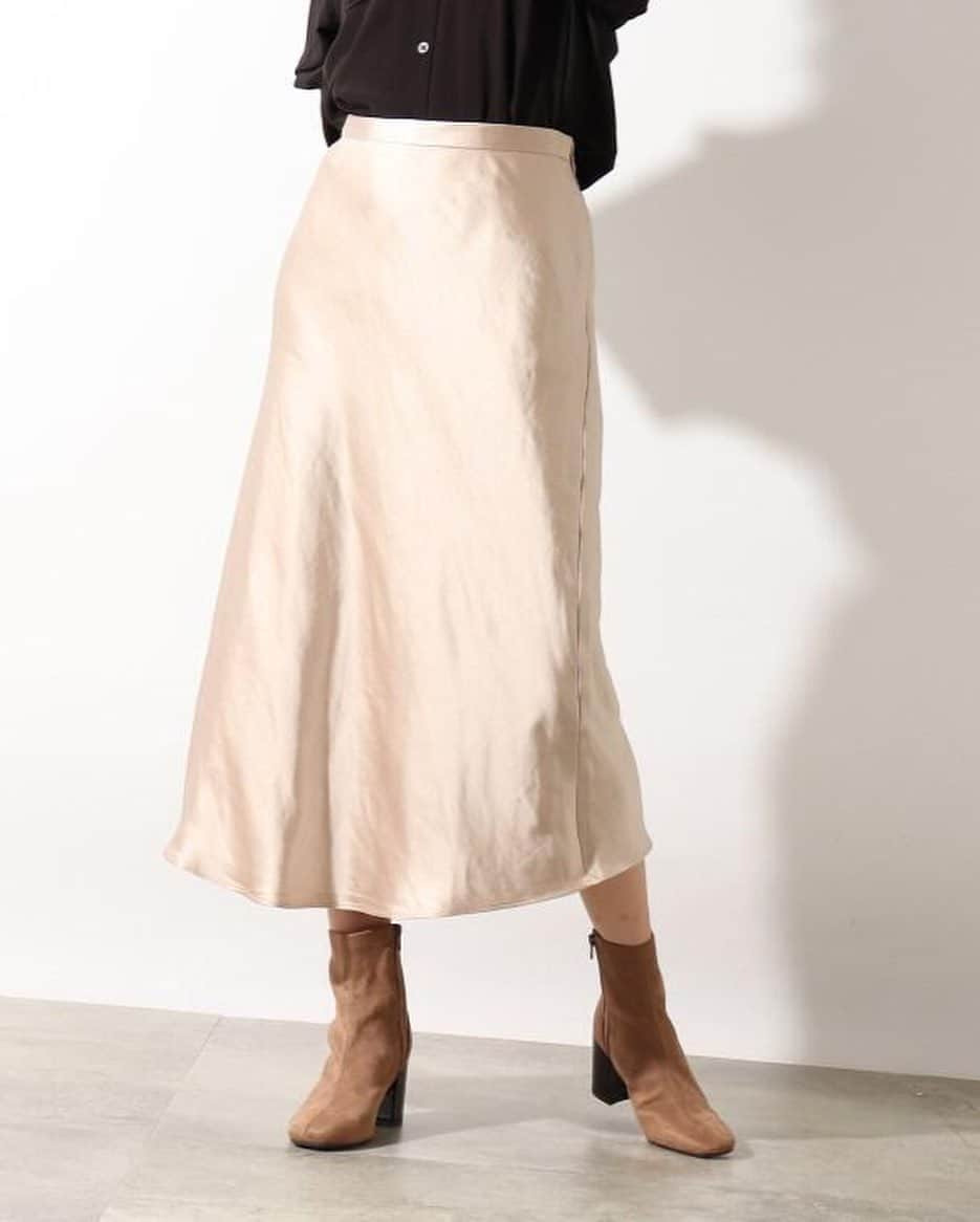 ozoc_officialのインスタグラム：「【Collaboration Items】 ﻿ ﻿ ……………………………………………………﻿  サテンフレアスカート  程よいフレアと、サテンのツヤ感が上品なスカート ショートブーツとスカートの丈バランスも◎ ﻿ 【OZOC×インフルエンサーコラボ】 @shashishu_daily  女っぽさたっぷりのスタイリングと華やかなライフスタイルが人気。最近はyoutuberとしても精力的に活動中。  ✔︎WEB STOREにて発売中！➡︎➡︎➡︎プロフィールのURLから飛べます！﻿﻿  ﻿ ……………………………………………………﻿ ﻿  #OZOC #オゾック﻿ ﻿ #coordinate #ファッション#コーディネート #コーデ #大人カジュアル #カジュアルコーデ #大人かわいい #ootd #code #outfit #fashion #きょコ #リラックスコーデ #autumn #秋スタイル #秋コーデ #秋ファッション #シンプルコーデ #今日のコーデ #サテンスカート」