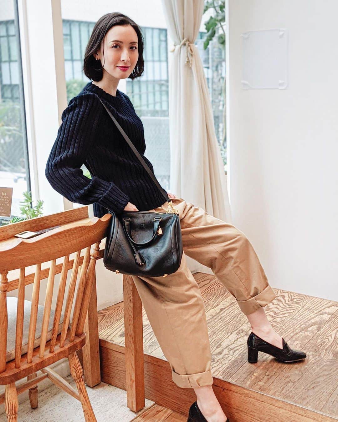 前田紀至子のインスタグラム：「先日ヘアカタログの撮影でふわふわヘアにして貰いました。 この日会った方に「なんだか髪が違う！凄く良いね」と言って貰えたので、スタイリングの大切さを改めて実感すると共に、この冬はヘアケアも頑張るぞと決意。  地肌用の美容液を取り入れる他、これからの季節は乾燥対策にネイチャーラボのヘアトリートメントマスク&気付けばリピートしているダイアンボヌールのシグネチャーオイル（これ、価格に対して本当に使い勝手と香りが良くて大好き。私は断然ブルージャスミン派です）など比較的こまめに手を伸ばしやすいヘアケアアイテムを積極的に使いたいと思っています。髪も肌と同じように、こまやかなお手入れに勝るものは無い気がする今日この頃。  写真2枚目のマスク含めて、どれもROOMに載せています。ぜひ。  #dianebonheur#ダイアンボヌール#naturelab#ネイチャーラボ#楽天ROOMに載せてます#ROOMインフルエンサー#pr」