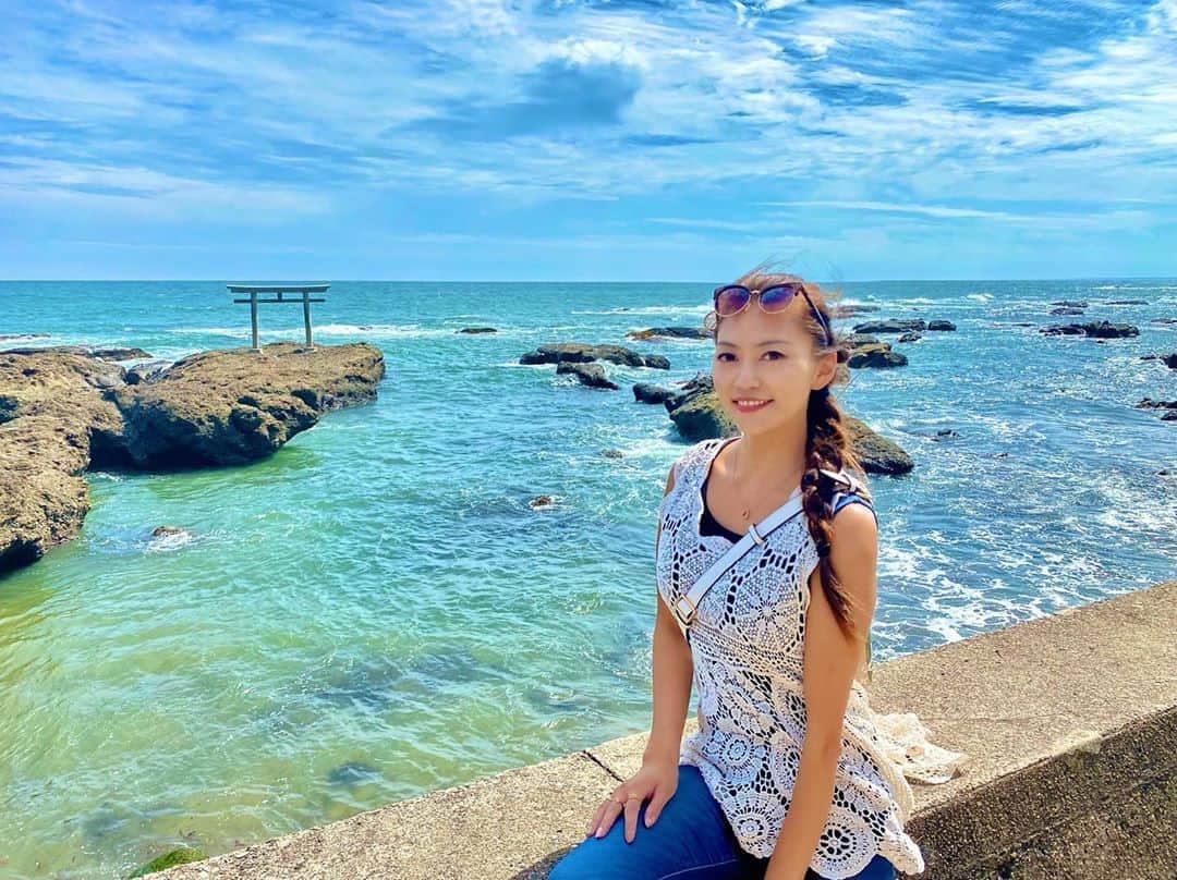SAORIのインスタグラム：「🌊過去pic📸 茨城の大洗磯崎神社♡ ここから見る初日の出🌅は最高らしい😍 次は日の出を見たいな😋 みんなの『自分にとって特別なパワースポット』教えて♡ ✾ #茨城 #茨城観光 #大洗磯前神社 #神社 #神社巡り #神社好きな人と繋がりたい #茨城旅行  #東京 #tokyo #港区 #高身長女子 #model #モデル #influencer #インフルエンサー #instagramer #インスタグラマー #ambassador #アンバサダー #フリーモデル #ポートレートモデル #カメラマンさんと繋がりたい #ポトレ #ポトレのセカイ #ビジョラダ #美女jp #ビジョフォ #ビジョナビ」