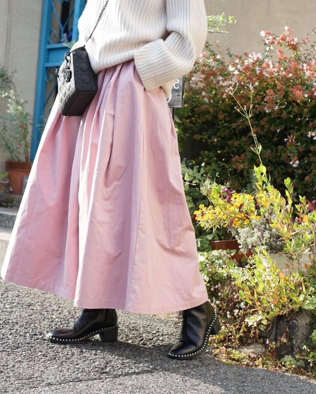 松本亜希さんのインスタグラム写真 - (松本亜希Instagram)「・ #akiron_donoban コラボショートブーツcoordinate2️⃣👢 @donobanweb  (今月中旬発売予定) ・ 早く早くしたかったのが、 #akiron_verofonna のワンピースとショートブーツを合わせること💕 相性バッチリなんです！！ このコーデでは、pinkをスカート単品として使って合わせていますが、dotでもblackでもどのカラーでもショートブーツと合います👌 ・ パールショートブーツの素材ですが、本革と合皮で迷いに迷ったのですが、子供とお出かけする時も、雨の日も、気負いなく履けるように本革に見えるような合皮でお作りしました💪 その分お値段も可愛いですよ😏 ・ bagとブーツを黒にして引き締めたコーデでした💕  ━━━━━━━━━━━━﻿ #akiron_donoban #donoban #ドノバン #コラボ企画 #コラボ #コラボ商品 #ショートブーツ#パール」11月5日 20時43分 - m_akiron