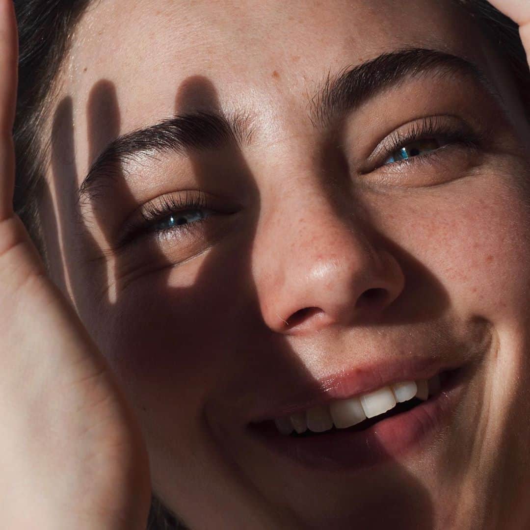 Amelia Zadroのインスタグラム：「BODY MAGIC IS RE-LAUNCHING 27 NOVEMBER ! 🌖✨ I woke up in so much anxiety this morning After distracting myself for a while I began to dance... which evolved into shaking, crying and feeling the full spectrum of confusion and trappedness about being stuck in the city with the new lockdown beginning and life decisions to make amongst so much uncertainty After letting all of the tension move & express through my body, pleasure, strength, deep inner stillness and focus returned. We need anchors to the non-linear wisdom of our bodies now more than ever in such uncertain times. This year I’ve been creating my first online course. It’s called Body Magic and it’s a guide to 3 types of embodied meditation: dance, self-massage & aligned action. It’s basically my way of sharing the most powerful practices I’ve come across that I use to practice self-love, to feel free and confident in my body and to get clear in the next actions to take towards my goals whilst enjoying the process. So much wonderful feedback came through the first 2 versions of the course and this one has 2 new lessons, updates to all of the material & it’s on a great new online platform ✨ I can’t wait to share it with you! Sign up via the link in my bio if you’d like to receive an update when it goes live! ❤️」