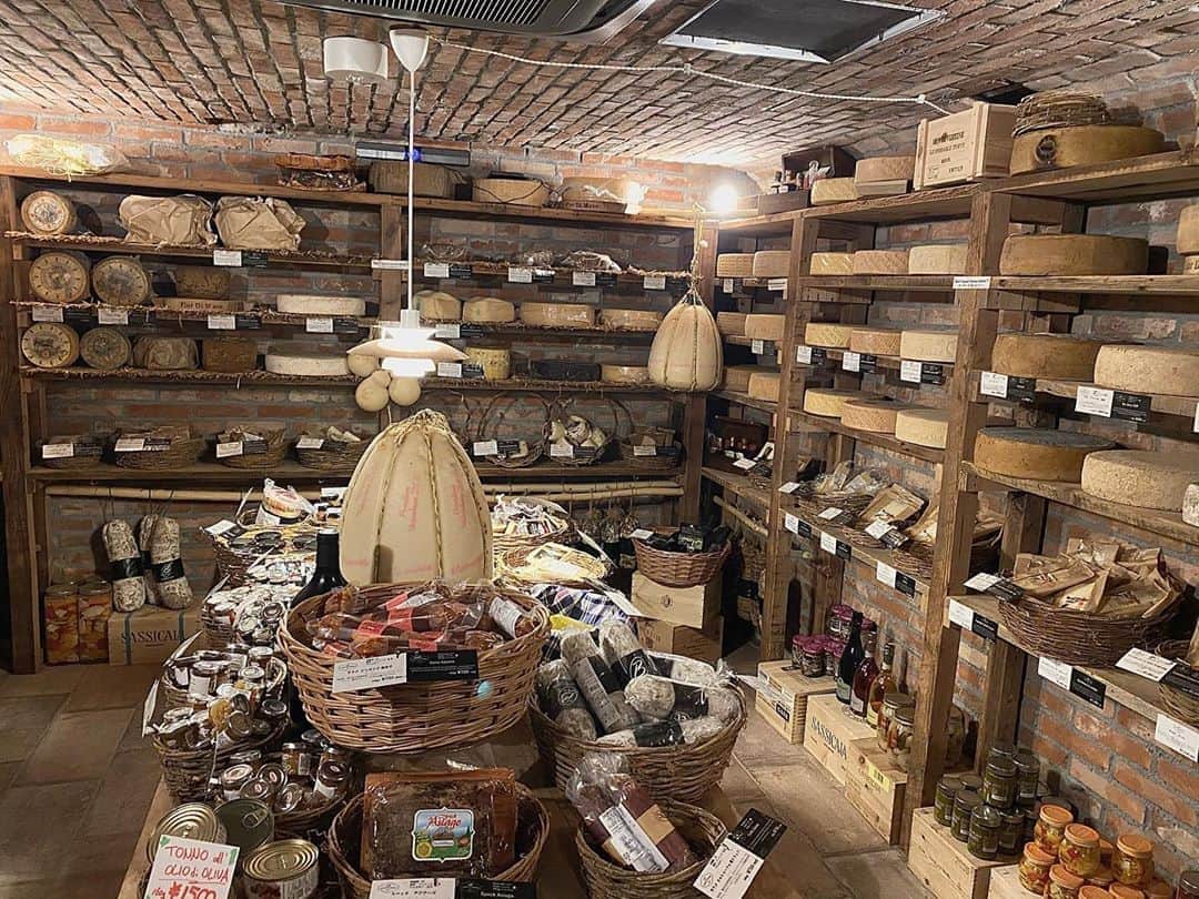 のインスタグラム：「Cheese room 🧀  . . . #cheeseroom #cheese #fiordimasotokyo #holiday #ad #azabujuban #チーズ　#チーズケーキ #麻布十番」