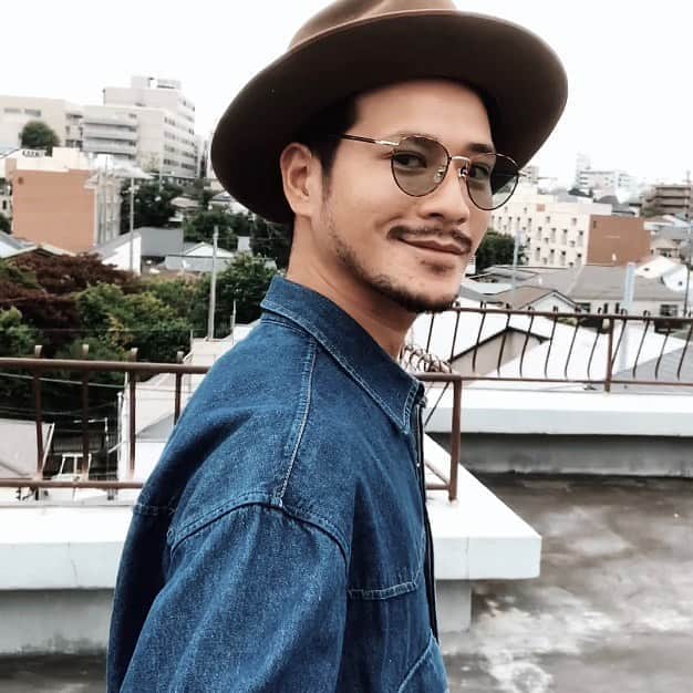 楠ダニエルのインスタグラム：「時間経っちゃったけどもう少しで﻿ YouTube更新できそう😛﻿ ﻿ この間アンケートしたQ&Aだよ〜。﻿ ﻿ 楽しみにしててね😉﻿ ﻿ あとあと、﻿ こんな事やってほしいとか﻿ 企画も募集してるから﻿どんどん送ってね😊😊﻿ ﻿ ﻿ #youtube﻿ ﻿ #シャツ#メンズシャツ#デニムコーデ#デニムシャツ#ハット#model#shooting #フリーモデル#フリーランスモデル #ファッション#🕶#fashion #ハーフ#ec#tokyo#japan#撮影#ハーフモデル#パラグアイ#tokyofashion #ラフコーデ #danny# #pic#アパレル#メンズファッション」
