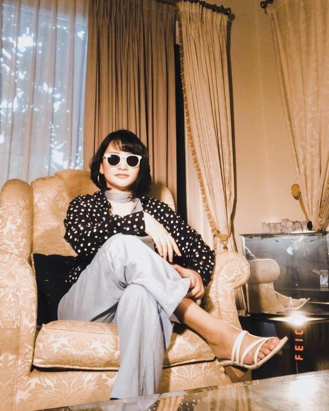 デフィ・キナル・プトリさんのインスタグラム写真 - (デフィ・キナル・プトリInstagram)「santai aja😎 .  . #kinal #vintagestyle」11月5日 20時53分 - kinalputridevi