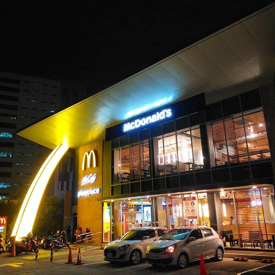 McDonald's Philippinesのインスタグラム：「Blessing your feed with an aesthetic store shot by @noelontheroad! Drop by your fave McDo this weekend and tag us in your photos. Kita-kits! 👍」