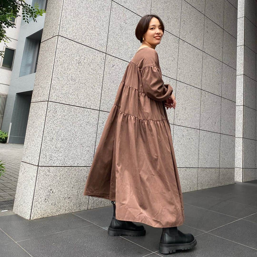 lily112988さんのインスタグラム写真 - (lily112988Instagram)「: #outfit . . @lefua.closet プレスルームで 会議day📝  会議と言いつつ実は…🤭 新作着たり わちゃわちゃして大半過ごしました🤪☜ダメじゃんw  先週発売された #2wayスエードスキンボリュームティアードドレス 🤎  生地たーーーーっぷり使ってて ほわんとしつつ 落ち感もしっかりあって ほんっとにかわいいの(´﹃｀)🤍  前後逆に着られるんだよ！ わたしは後ろをVにしてみた🤍 2枚目がわかりやすいかな🤔  商品ページでは @naginagibabyboy さんが Vを前にして 素敵に着られてるので 是非チェックしてみてね🤎 . . boots #レフアチェルシーブーツ (short) . photo by おふみさま💖 @osho.ff  : : : #大人コーデ #アラサーコーデ #30代コーデ #ロカリ #アラサーコーデ #lefuacloset #レフアクローゼット #ママコーデ #ママモデル #今日のコーデ #大人カジュアル #大人可愛い #サロモ #サロンモデル #サロモ希望 #秋コーデ #冬コーデ #チェルシーブーツ #ワンピースコーデ #ティアードワンピース #ティアード #ブラウンワンピース #ブラウンコーデ #チェルシーブーツ #ショートヘア #ショートカット #ショート女子」11月5日 20時54分 - lily112988