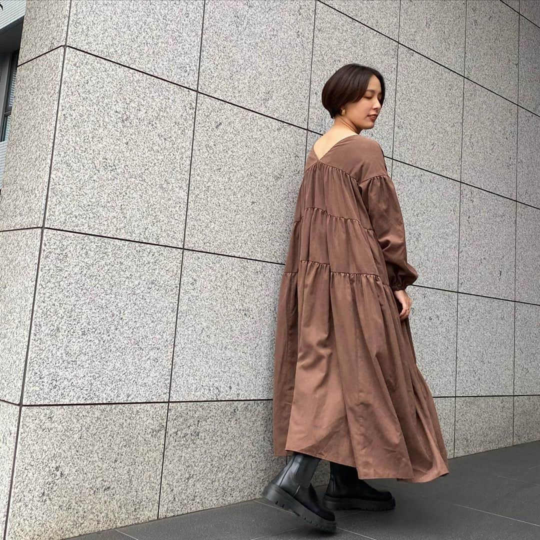 lily112988さんのインスタグラム写真 - (lily112988Instagram)「: #outfit . . @lefua.closet プレスルームで 会議day📝  会議と言いつつ実は…🤭 新作着たり わちゃわちゃして大半過ごしました🤪☜ダメじゃんw  先週発売された #2wayスエードスキンボリュームティアードドレス 🤎  生地たーーーーっぷり使ってて ほわんとしつつ 落ち感もしっかりあって ほんっとにかわいいの(´﹃｀)🤍  前後逆に着られるんだよ！ わたしは後ろをVにしてみた🤍 2枚目がわかりやすいかな🤔  商品ページでは @naginagibabyboy さんが Vを前にして 素敵に着られてるので 是非チェックしてみてね🤎 . . boots #レフアチェルシーブーツ (short) . photo by おふみさま💖 @osho.ff  : : : #大人コーデ #アラサーコーデ #30代コーデ #ロカリ #アラサーコーデ #lefuacloset #レフアクローゼット #ママコーデ #ママモデル #今日のコーデ #大人カジュアル #大人可愛い #サロモ #サロンモデル #サロモ希望 #秋コーデ #冬コーデ #チェルシーブーツ #ワンピースコーデ #ティアードワンピース #ティアード #ブラウンワンピース #ブラウンコーデ #チェルシーブーツ #ショートヘア #ショートカット #ショート女子」11月5日 20時54分 - lily112988