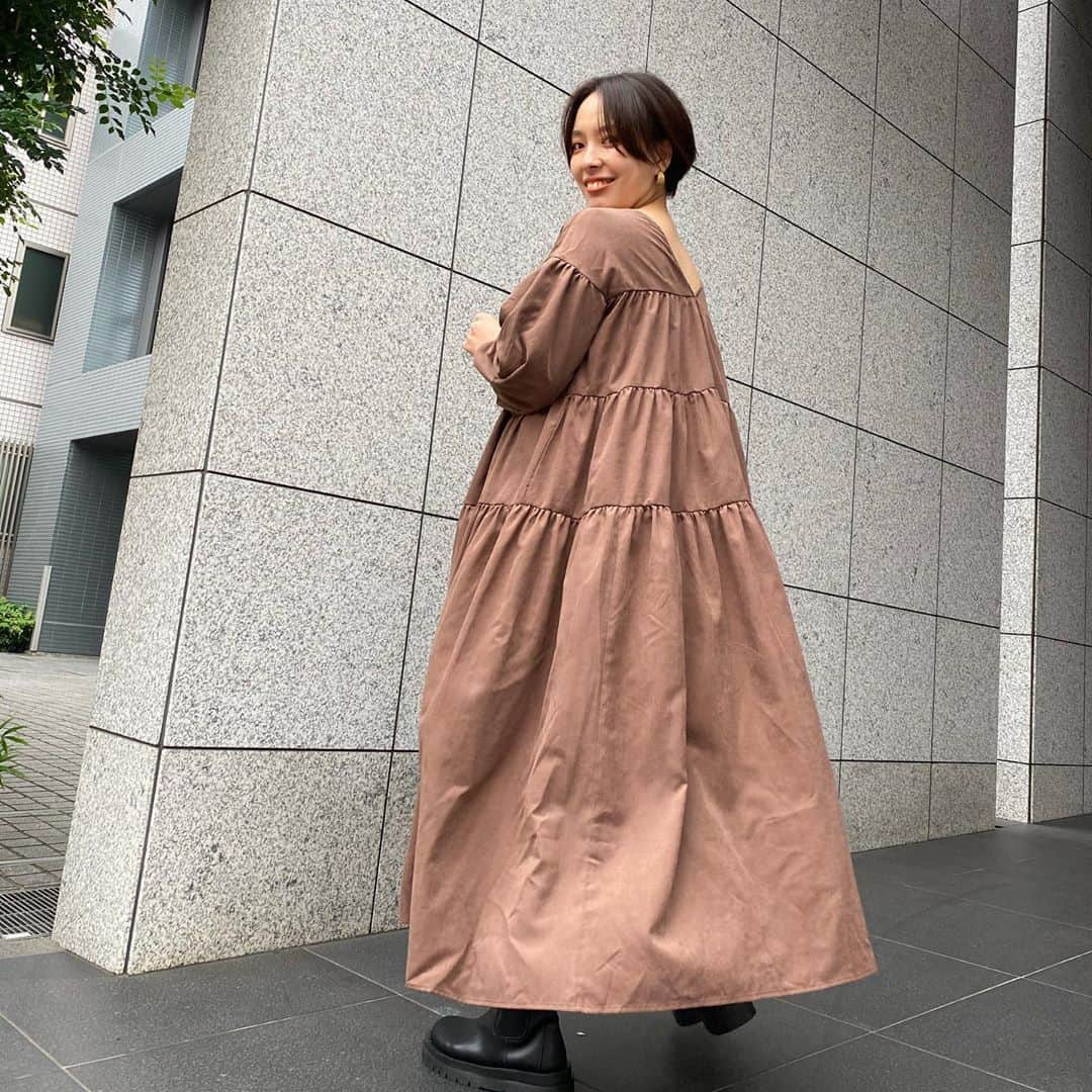 lily112988さんのインスタグラム写真 - (lily112988Instagram)「: #outfit . . @lefua.closet プレスルームで 会議day📝  会議と言いつつ実は…🤭 新作着たり わちゃわちゃして大半過ごしました🤪☜ダメじゃんw  先週発売された #2wayスエードスキンボリュームティアードドレス 🤎  生地たーーーーっぷり使ってて ほわんとしつつ 落ち感もしっかりあって ほんっとにかわいいの(´﹃｀)🤍  前後逆に着られるんだよ！ わたしは後ろをVにしてみた🤍 2枚目がわかりやすいかな🤔  商品ページでは @naginagibabyboy さんが Vを前にして 素敵に着られてるので 是非チェックしてみてね🤎 . . boots #レフアチェルシーブーツ (short) . photo by おふみさま💖 @osho.ff  : : : #大人コーデ #アラサーコーデ #30代コーデ #ロカリ #アラサーコーデ #lefuacloset #レフアクローゼット #ママコーデ #ママモデル #今日のコーデ #大人カジュアル #大人可愛い #サロモ #サロンモデル #サロモ希望 #秋コーデ #冬コーデ #チェルシーブーツ #ワンピースコーデ #ティアードワンピース #ティアード #ブラウンワンピース #ブラウンコーデ #チェルシーブーツ #ショートヘア #ショートカット #ショート女子」11月5日 20時54分 - lily112988