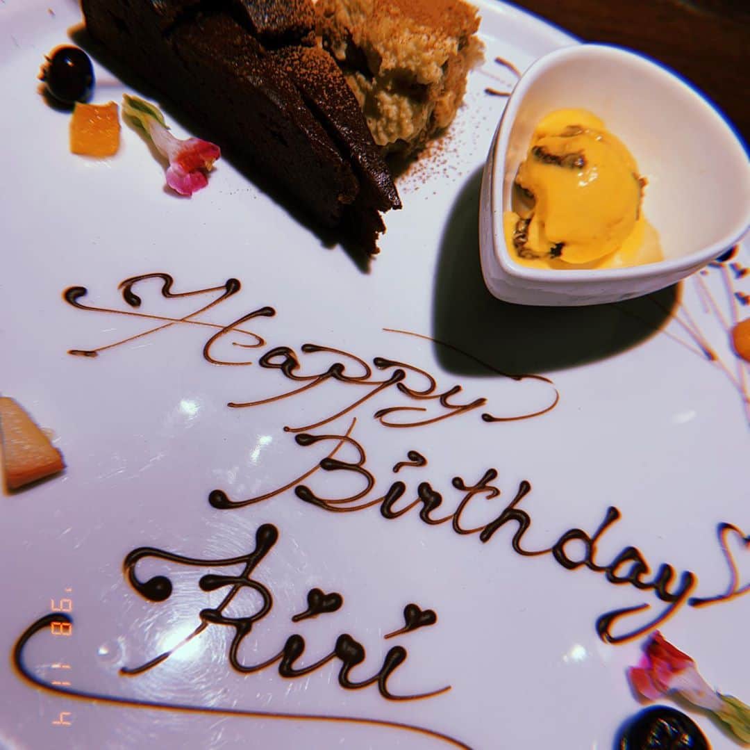 RIRIさんのインスタグラム写真 - (RIRIInstagram)「みんなー！！！お祝いのメッセージを本当にありがとーー！！！🥰  めっちゃハッピーな21歳の誕生日を迎えられた事を、誇りに思えるRIRIです笑  いや〜1年前よ、、 それはそれは大変な誕生日でした笑　 去年の20歳のバースデーライブはRIRItterのみんなと過ごせて超ハッピーだったんだけど、誕生日当日の夜に史上最強なカオスを起こされて、、 本当にひどいなーって思ったのを昨日の事のように思い出します😂  でもそれらは、私を成長させてくれました。20歳では通常なかなか体験できない事をたくさん経験して強くなれたと思います。  カオスを抜けるには、ブレずにとにかく自分の心の声に耳を傾け信じること、、 これに尽きるなと思いました。  こんなハッピーな誕生日を迎えられたのも、皆さんが応援し続けてくれているからです。心から皆さんに感謝しています。 これから一歩一歩、感謝を形にしていきます！！ 本当にいつもありがとう✨✨  また今日から新たなEpisode 1、チャレンジの章が始まります！！ 最高の年になるようにがんばるので、みんなついて来てね‼️  Thank you guys so much for all the congratulatory messages!!🥰  I'm so proud to have had a very happy 21st birthday.  Well, that was a year ago, that was a tough birthday lol　 I was super happy to spend last year's birthday concert of 20th with the RIRItter guys, but the night of my birthday, there was the most heavy chaos ever, I remember like it was yesterday and it was really bad I think😂  But they have made me grow up, and I've experienced so many things that it's not usually easy to experience at 20 years old that have made me stronger.  The only way out of chaos is to listen to your heart, voice inside of you and trust it. I think this is the most important things.  The reason I have such a happy birthday is because of your continued support for me. I thank you very much all from the bottom of my heart. I'm going to take my gratitude into shape step by step from now on! Thank you so much for everything ✨✨✨  And today we start a new “Episode 1” that is Challenge chapter again! I'm going to do my best to be the best year I can be, so follow me guys!!  #happybirthday #21st #感謝 #appreciation #episode1 #5キロのパスタ#プレゼント#良い子はマネしないでください」11月5日 20時54分 - riri_tone