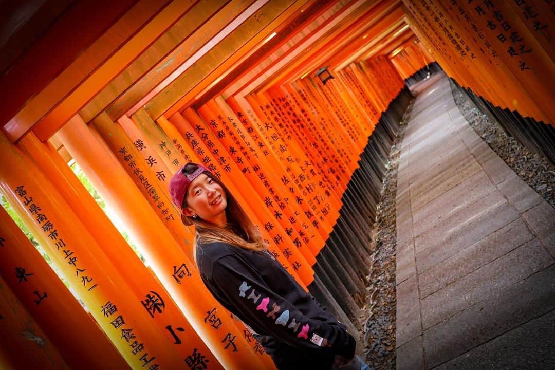 大池水杜のインスタグラム：「IN KYOTO👘🌸🇯🇵 FK170JAMに行く前にチョロっと観光👍🏻 @visavis_jp #タウン情報おかやま #ライト電業 #bigjohn #bluesakura #slopeshot #bmx #bmxgirl #bmxfreestyle #bmxwomen #kyoto #伏見稲荷大社 #京都 #京都観光」