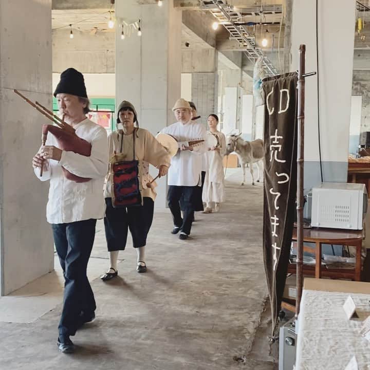 松本野々歩のインスタグラム：「ロバの忘れ物を届けに　 急遽も急遽　瀬戸内市牛窓へ  愛しいロバと友と ロバの音楽座のコラボレーション  忘れ物してくれてありがとう  目撃できて　ほんとに嬉しい  #ロバの音楽座 #テレモーク #ロバ」