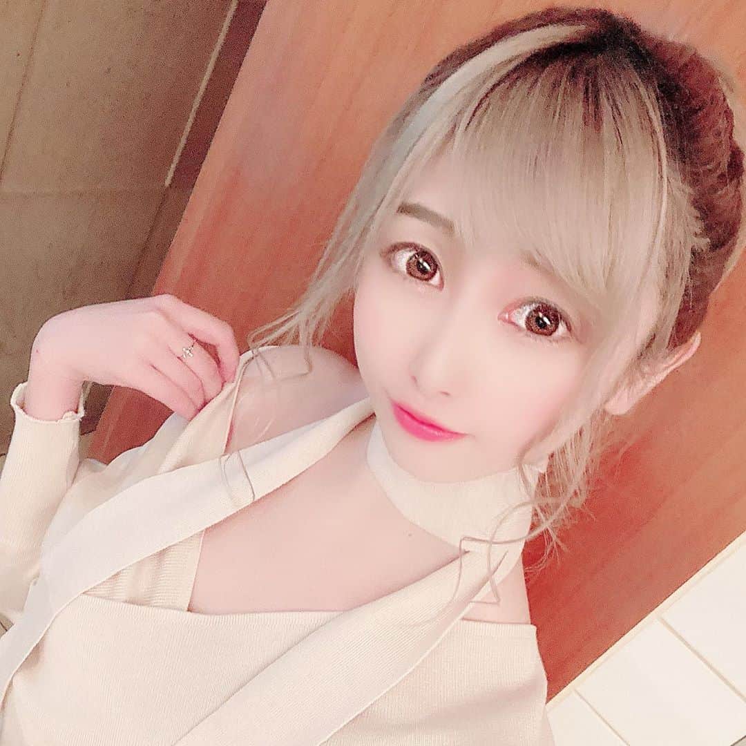 うららのインスタグラム：「出勤しました！ ドレス飽きたかなと思ってたから今日も私服で💓  #出勤 #新宿 #歌舞伎町 #歌舞伎町キャバ嬢 #キャバ #キャバクラ #キャバ嬢 #私服 #服 #ベージュ #ベージュカラー #白 #ドレス #お酒好き #お酒 #お酒好きな人と繋がりたい #酒 #酒好きな人と繋がりたい #ピンク #好き #ポニーテール」