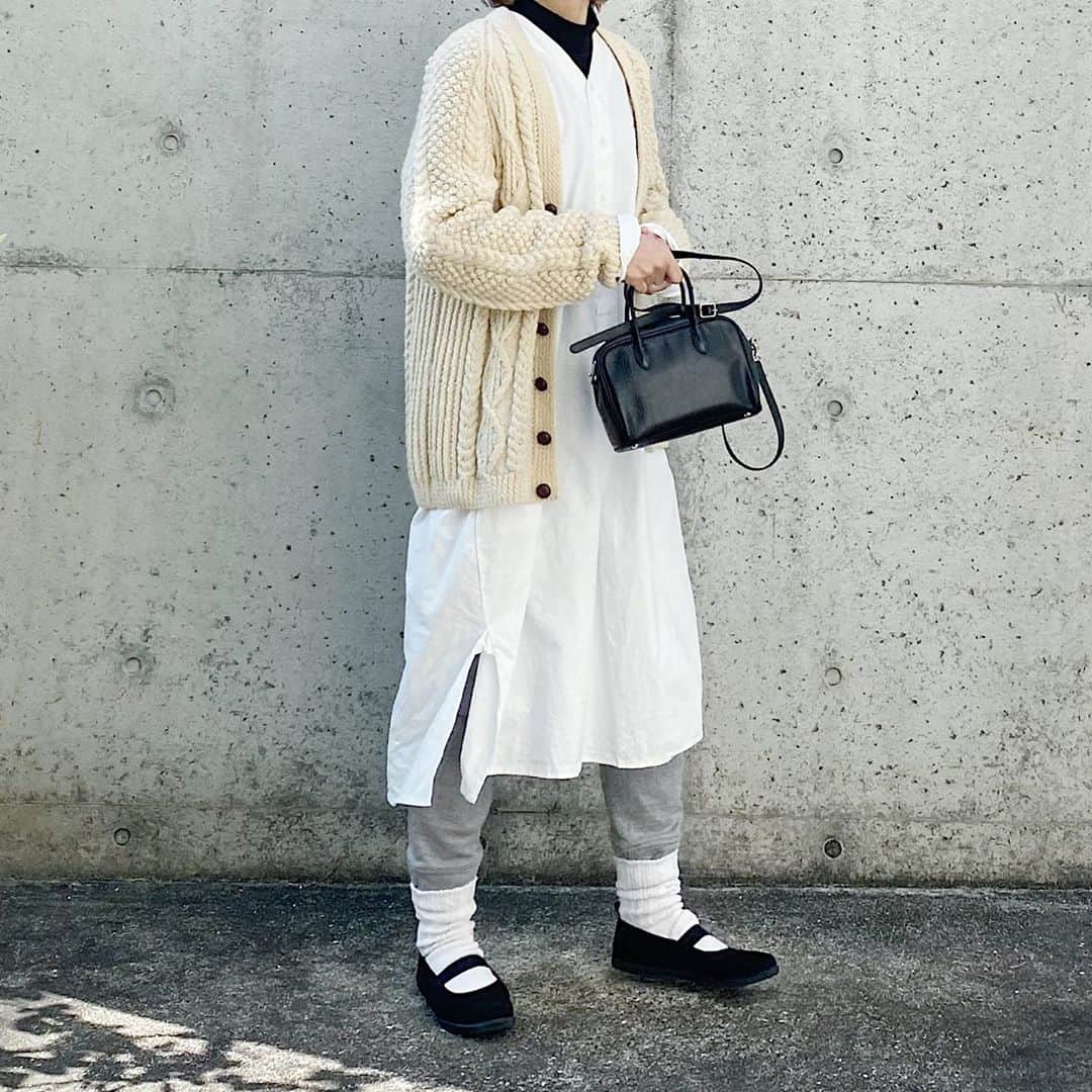 ryokoさんのインスタグラム写真 - (ryokoInstagram)「▪︎ . ロング丈のホスピタルシャツに スウェットパンツとニットカーデ。 寒かったのでかなり着込みました⛄️ . . . shirt #vintage cardigan #vintage bottoms #atelierbeton  shoes #moonstarshoes  bag #artsandscience」11月5日 20時59分 - ryo___ka