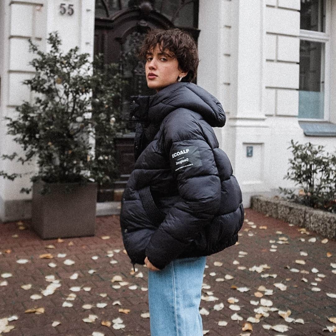 デシグアルのインスタグラム：「With this jacket, nothing is wasted; it doesn't produce any. Made entirely from recycled and recyclable materials. @wolfishglow wears. #DesigualxEcoalf  #Lovetheworld」